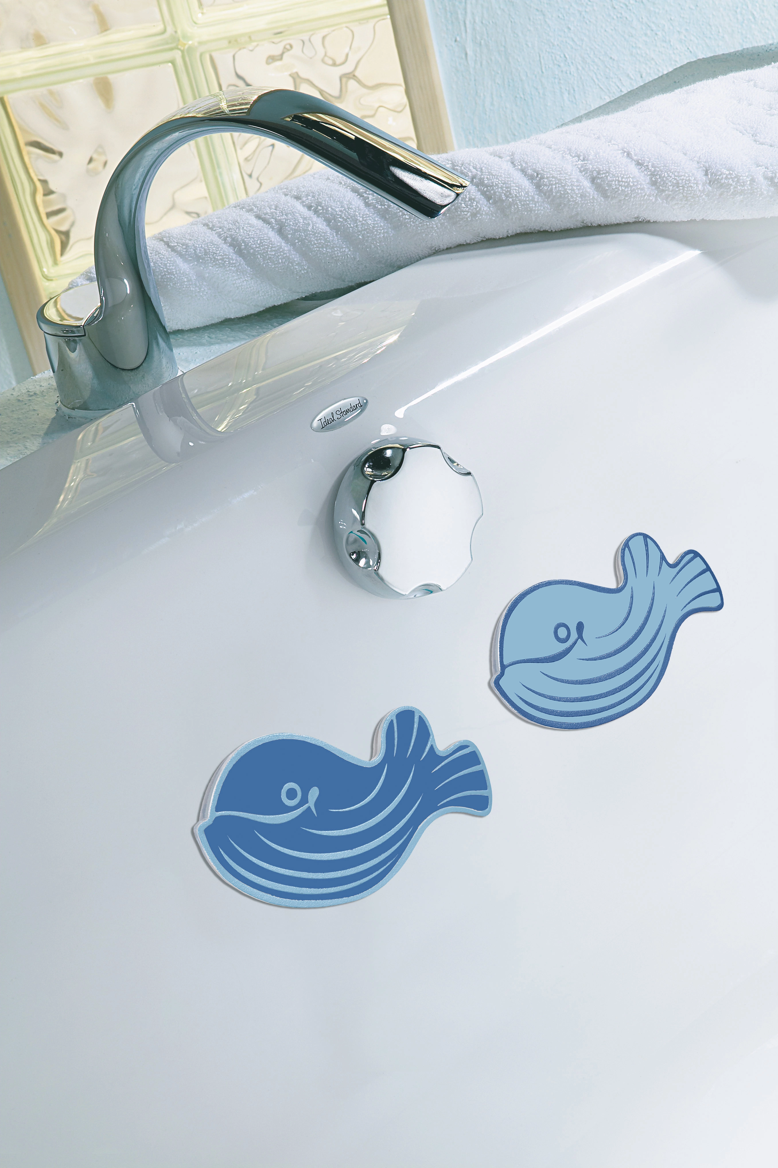 Deko-Minis MINI MOBY Blau Set 6-teilig Blaue Wal-Badewannenaufkleber auf weißer Badewanne, dekorativ und rutschfest, ideal für Kinderbäder.