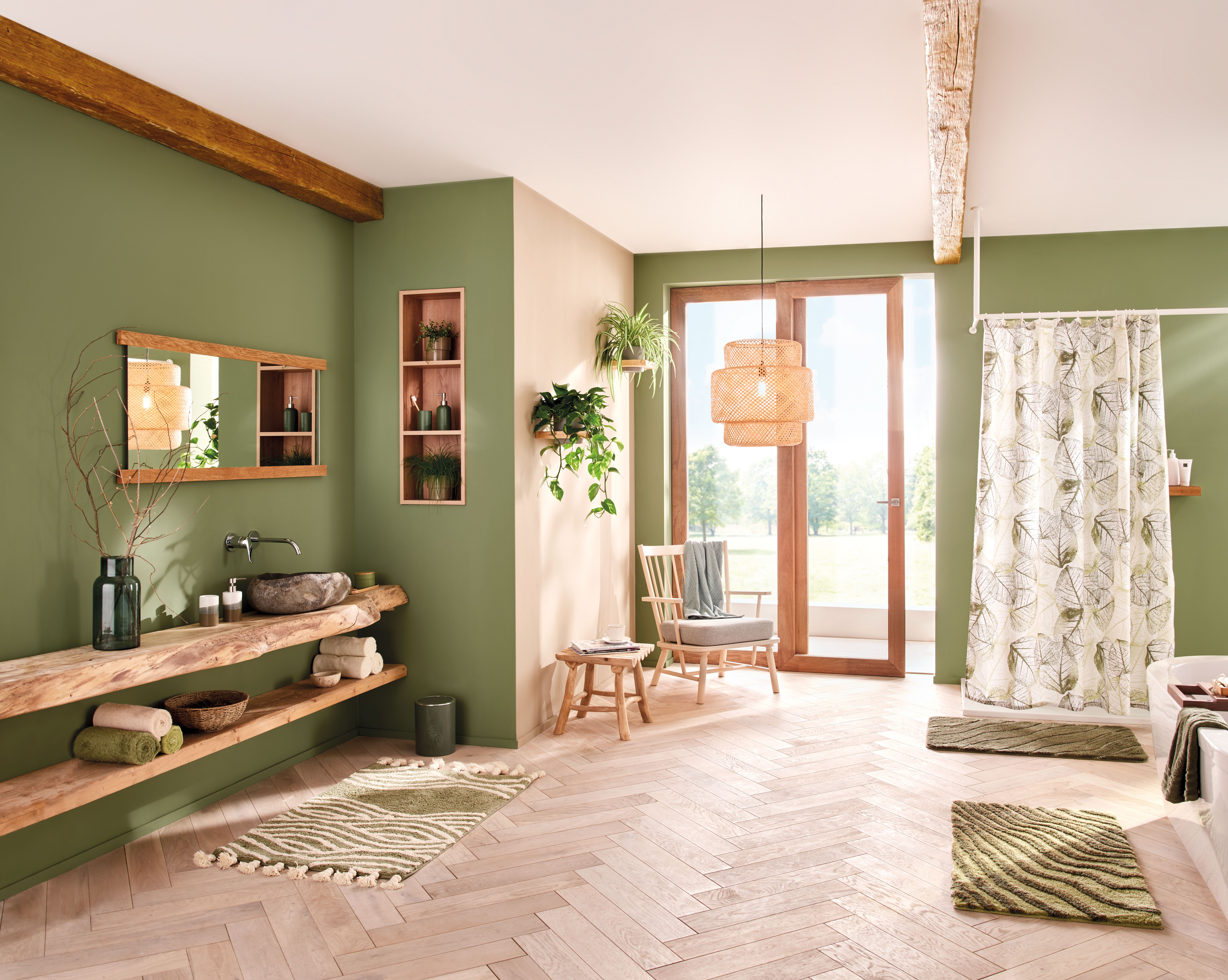 Modernes Badezimmer mit grünen Wänden, Holzregalen, Pflanzen und natürlicher Dekoration, das eine entspannende Atmosphäre schafft.