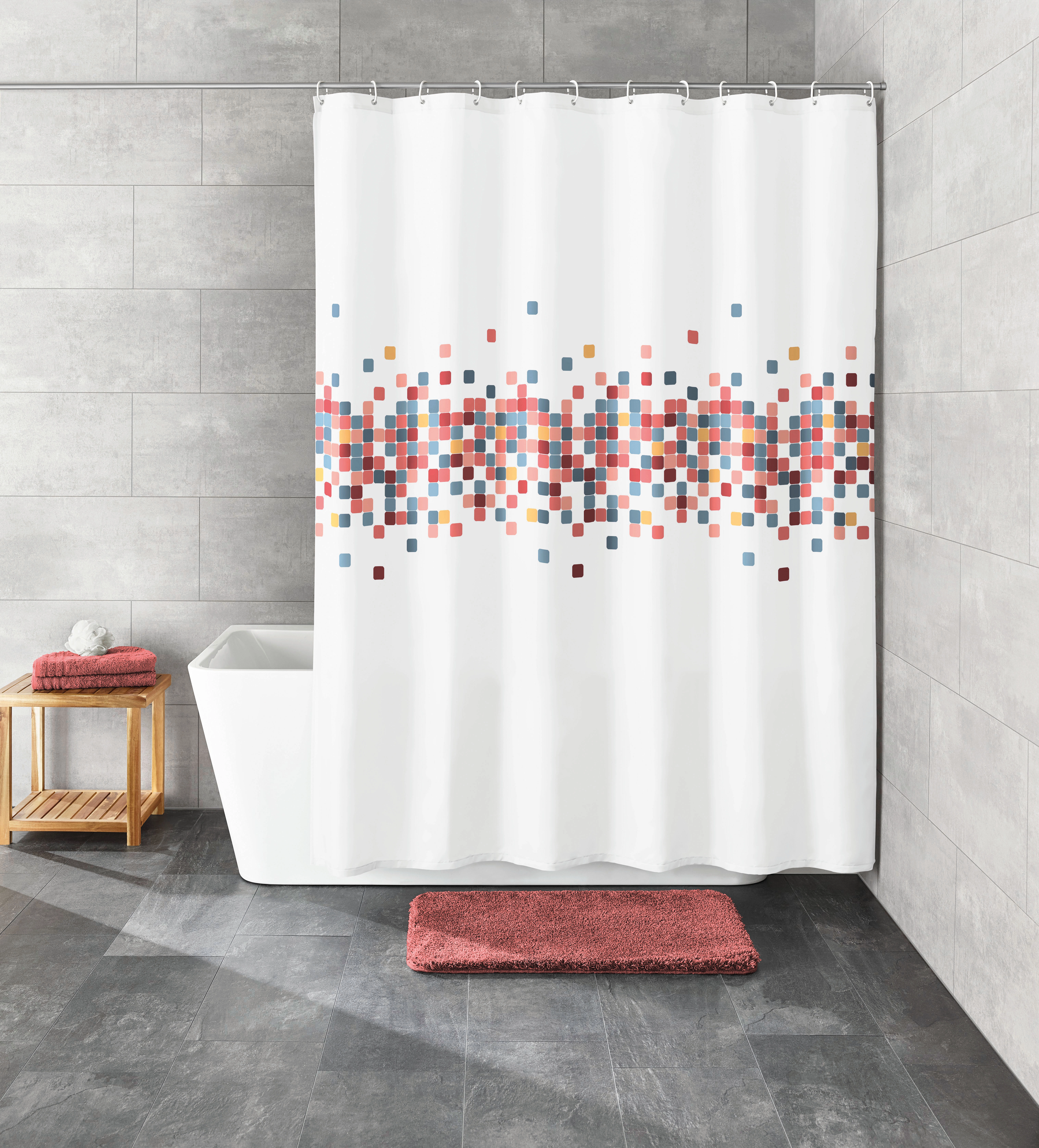 Duschvorhang mit buntem Mosaikmuster, moderne Badezimmerdekoration, passend zu grauen Fliesen und rosa Badaccessoires.