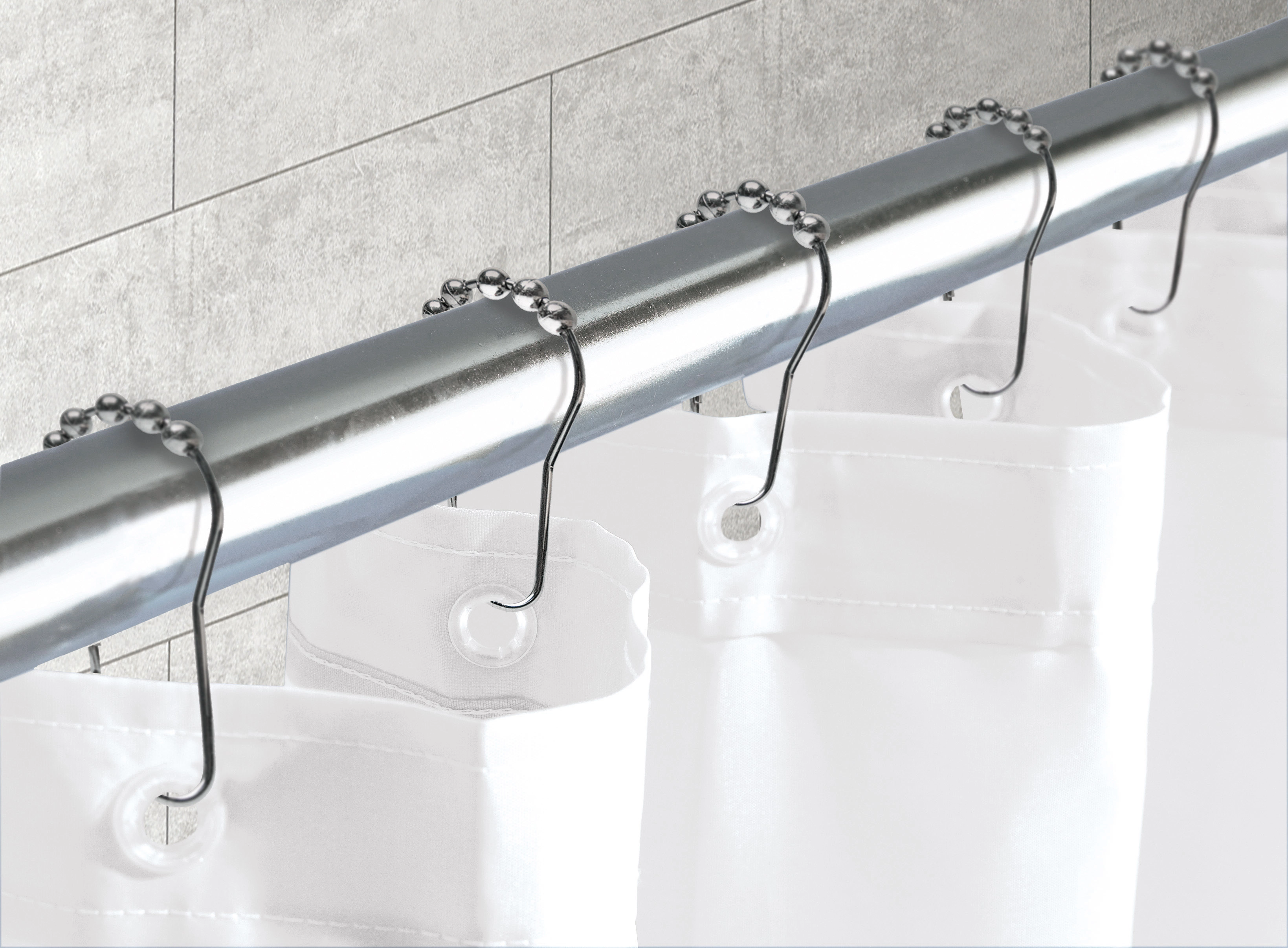 Duschvorhang-Ringe BOCCIA Chromfarben Set 12-teilig Duschvorhangringe aus Edelstahl an einer Duschstange, die einen weißen Duschvorhang halten.