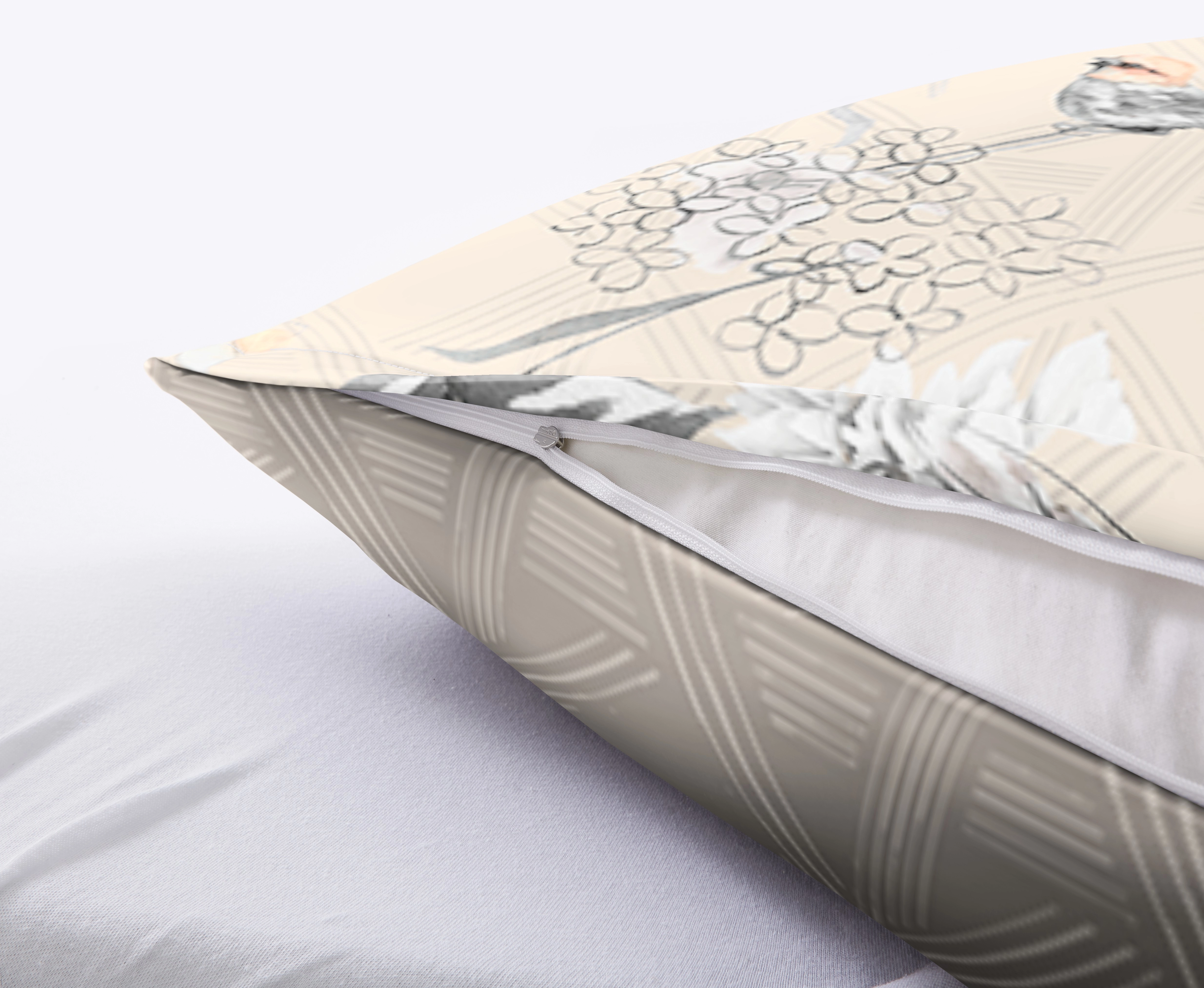 Dekokissenbezug mit floralem Muster in Beige und Grau, Reißverschlussdetail sichtbar. Ideal für stilvolle Wohnräume.