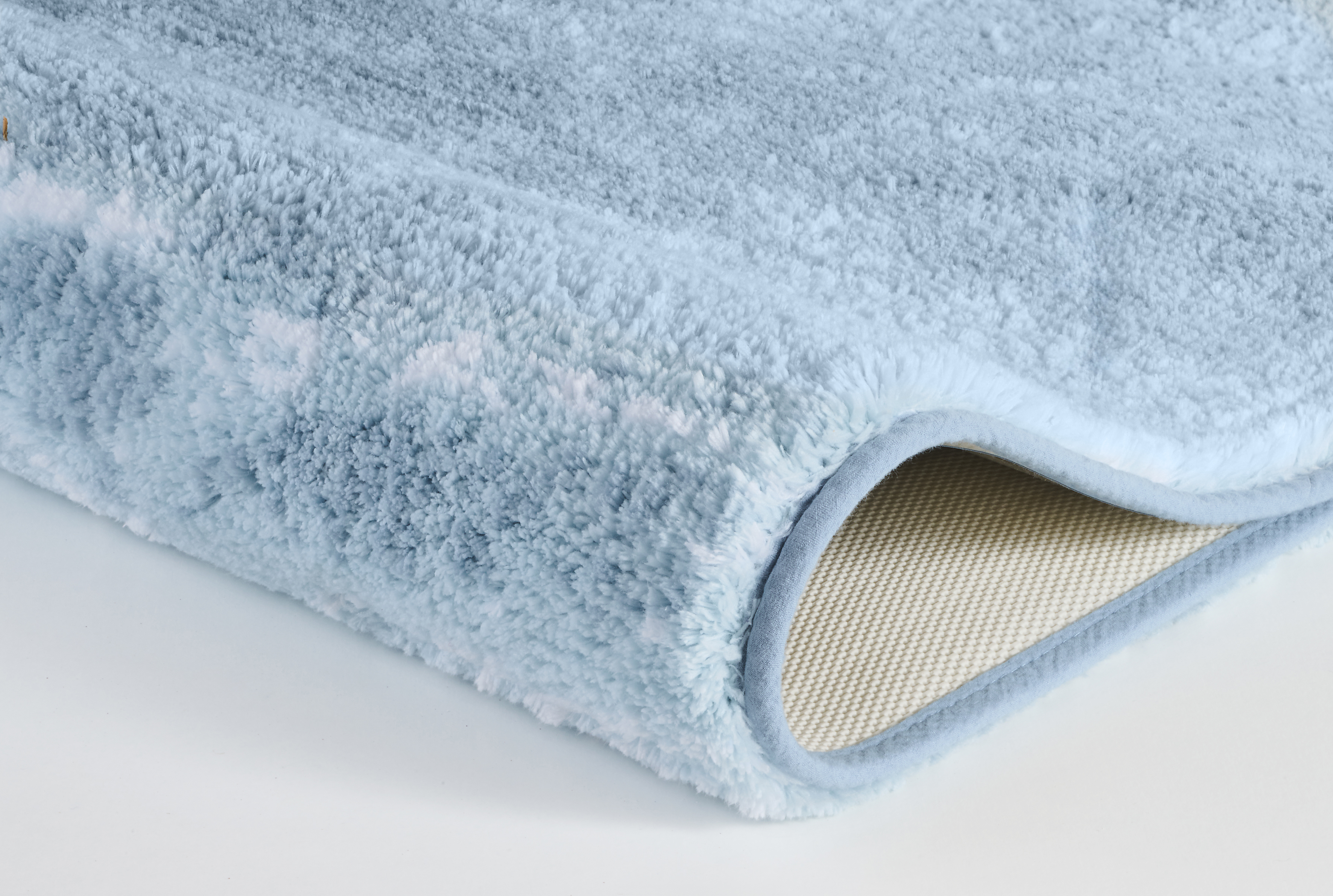 Weicher, hellblauer Badteppich mit rutschfester Unterseite, ideal für ein gemütliches und sicheres Badezimmer.
