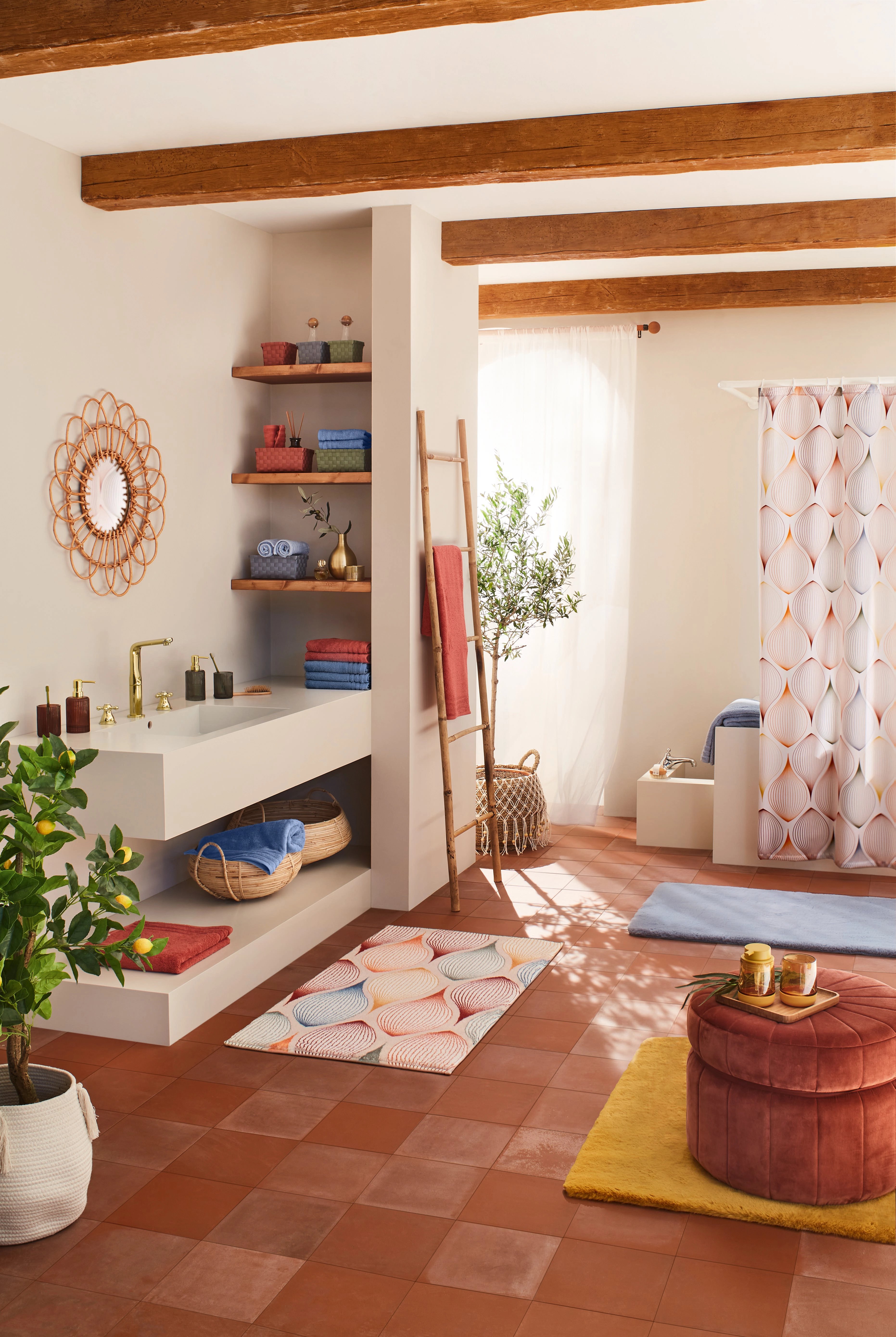 Modernes Badezimmer mit warmen Farben, Holzdecke, Pflanzen, Regalen, Leiterhandtuchhalter und gemustertem Duschvorhang.