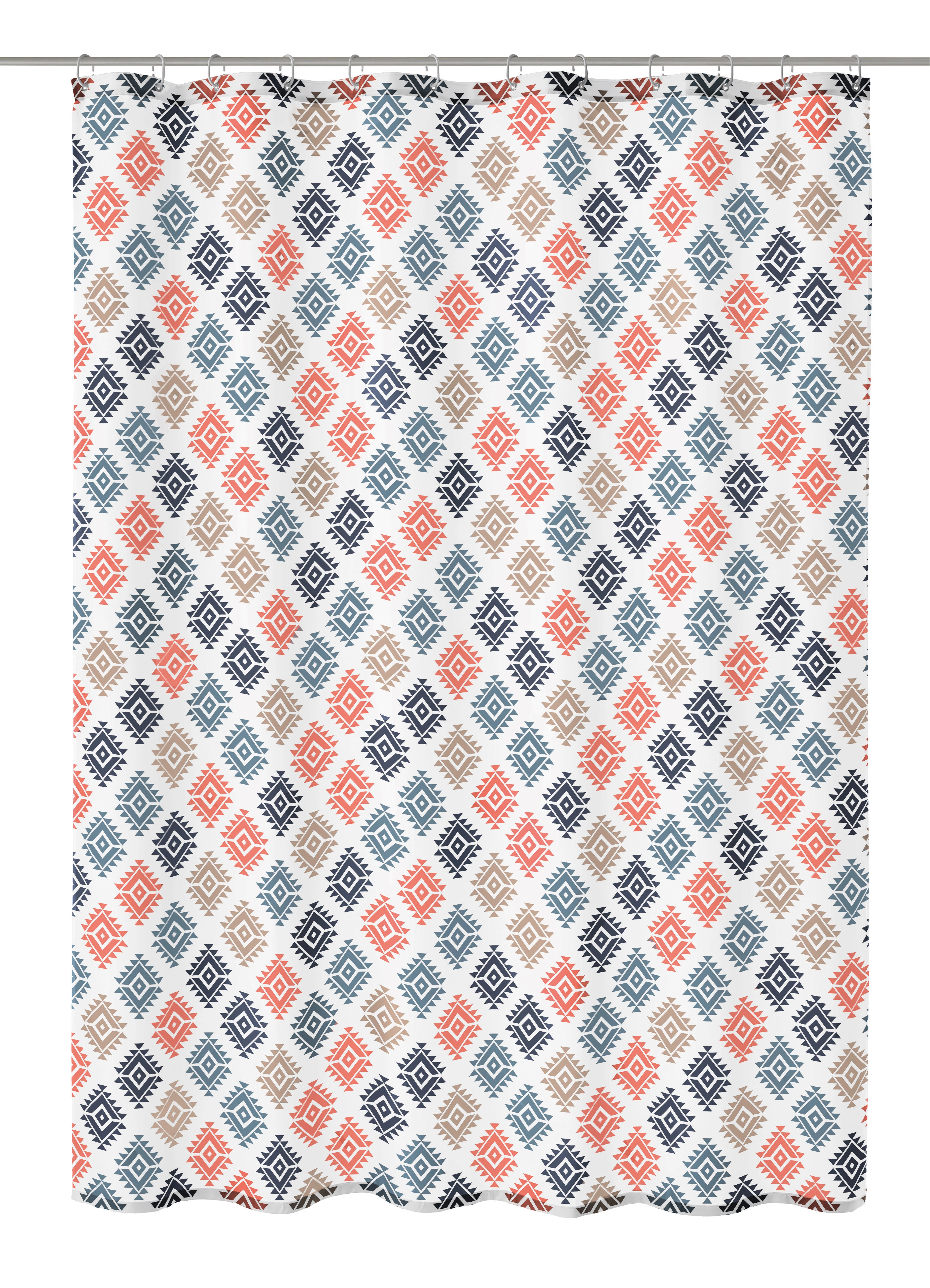 Duschvorhang mit geometrischem Muster in Blau, Rot und Beige auf weißem Hintergrund, ideal für ein modernes Badezimmer.