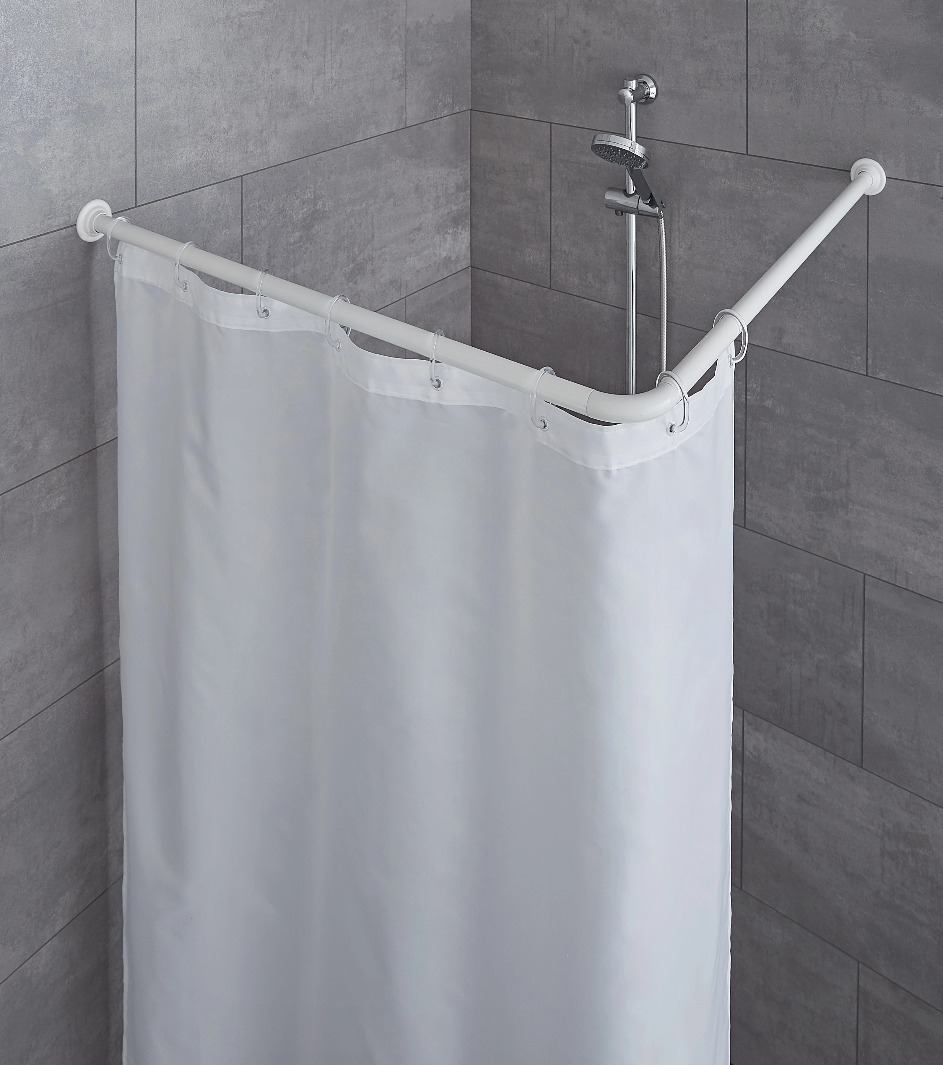 Duschvorhang-Winkelstange ⌀ 25 mm Weiß 90 x 90 cm kürzbar Weiße Winkelstange für Duschvorhang in modernem Badezimmer, montiert an grauen Fliesenwänden.