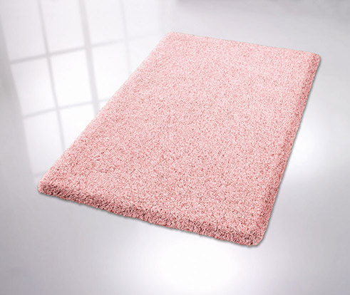 Weicher, rosa Badteppich mit flauschiger Oberfläche, ideal für ein gemütliches Badezimmerambiente.