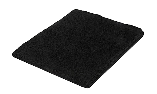Schwarzer, rechteckiger Badteppich mit weicher, flauschiger Oberfläche.