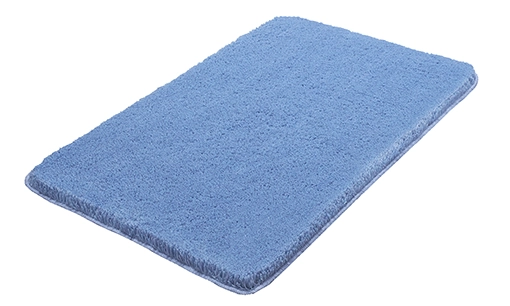 Weiche, rechteckige Badematte in Hellblau, flauschige Oberfläche, rutschfeste Unterseite, ideal für Badezimmer.