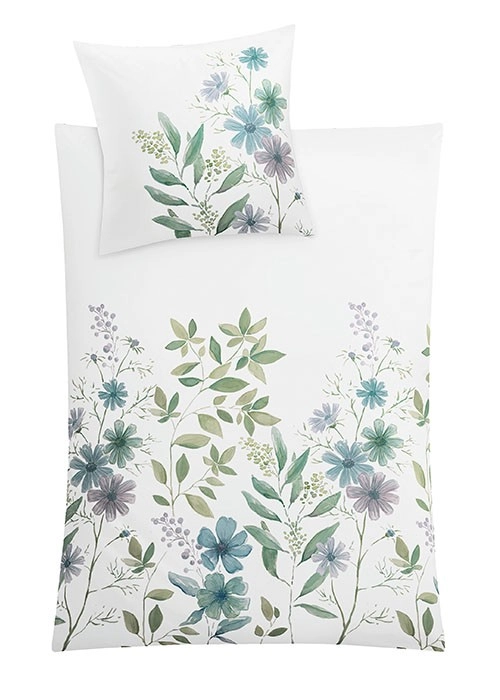 Bettwäsche-Set mit floralem Design in Grün- und Blautönen auf weißem Hintergrund. Ideal für ein frisches und natürliches Schlafzimmer.