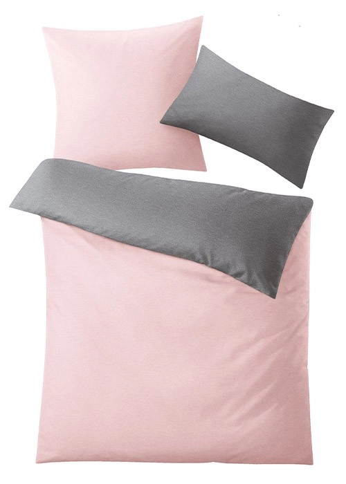 4004478326842 Bettwäsche-Set in zartem Rosa und elegantem Grau, bestehend aus einem Bettbezug und zwei Kissenbezügen. Ideal für ein stilvolles Schlafzimmer.