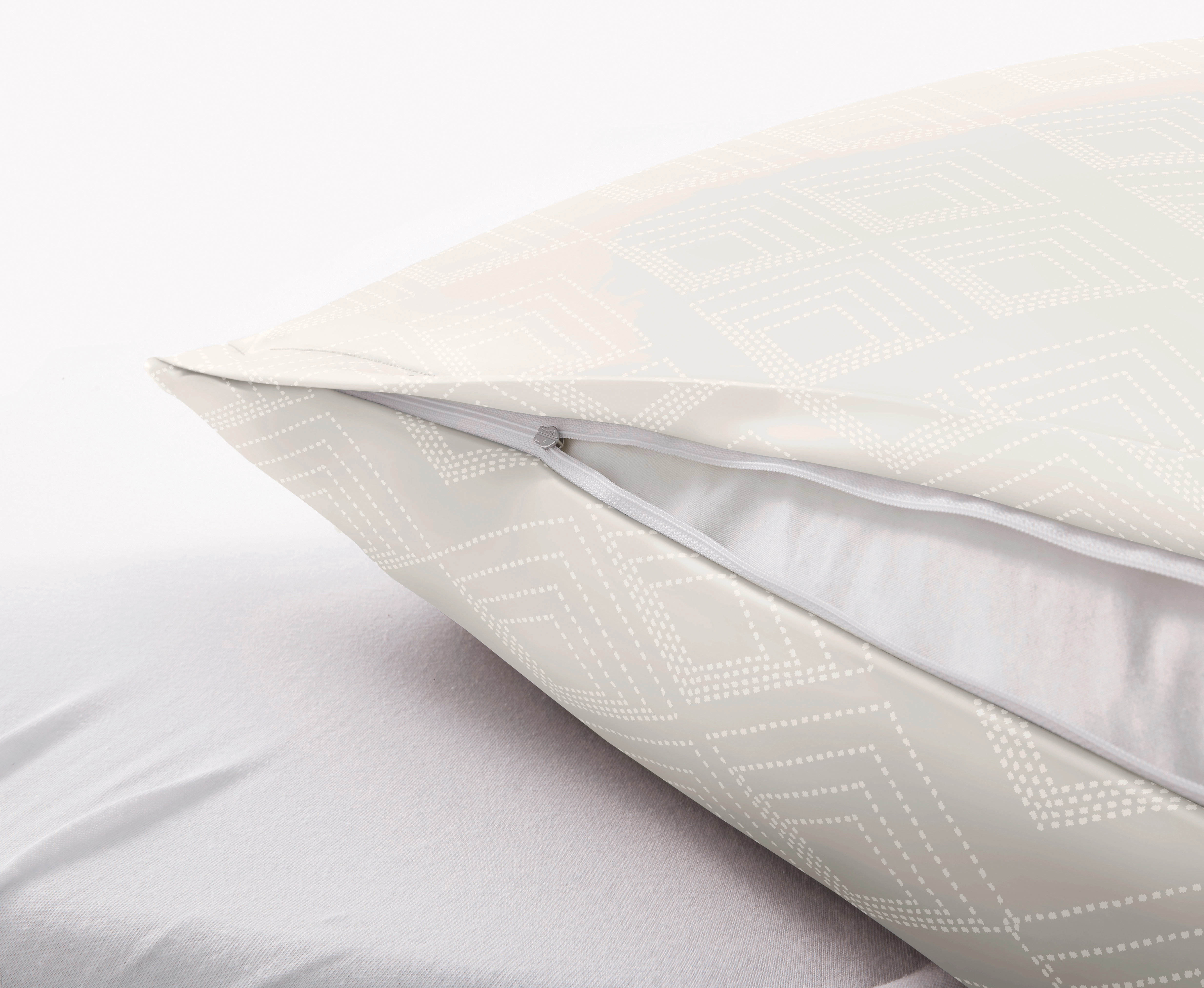 Kissenbezug in Creme mit geometrischem Muster und Reißverschluss, weiche und stilvolle Ergänzung für Ihr Schlafzimmer.