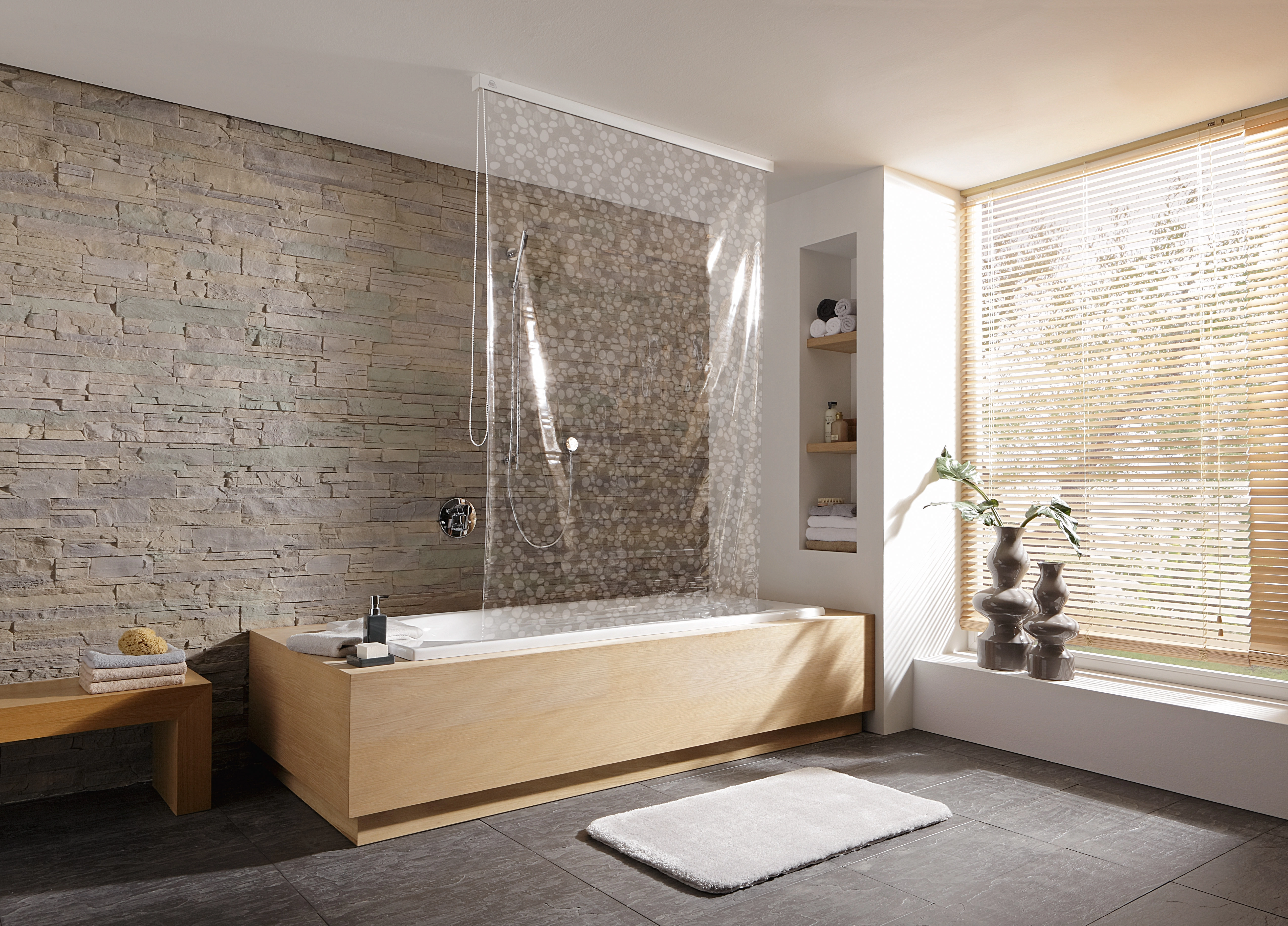 Duschvorhang für Duschrollo-Leerkassette Clear 128 x 240 cm Moderne Badewanne mit Holzverkleidung, Steinwand, Duschvorhang und Fenster mit Jalousien, dekoriert mit Pflanzen und Handtüchern.