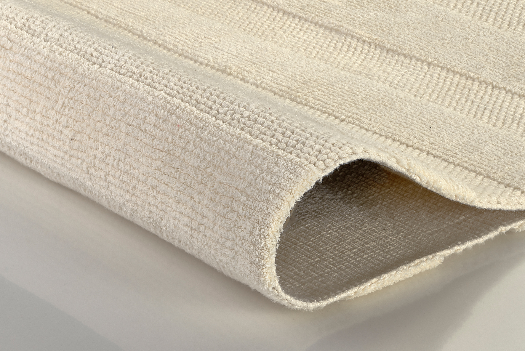 Beige Badematte aus weichem, strukturiertem Material, ideal für ein gemütliches Badezimmerambiente.