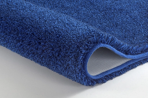 Weicher, blauer Badezimmerteppich mit rutschfester Unterseite, ideal für ein gemütliches und sicheres Badeerlebnis.