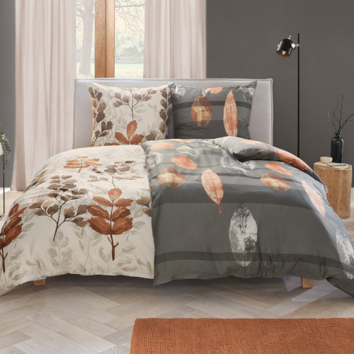 Bettwäsche-Set mit herbstlichem Blätterdesign in Beige und Grau, dekoriert mit warmen Brauntönen, auf einem modernen Bett.