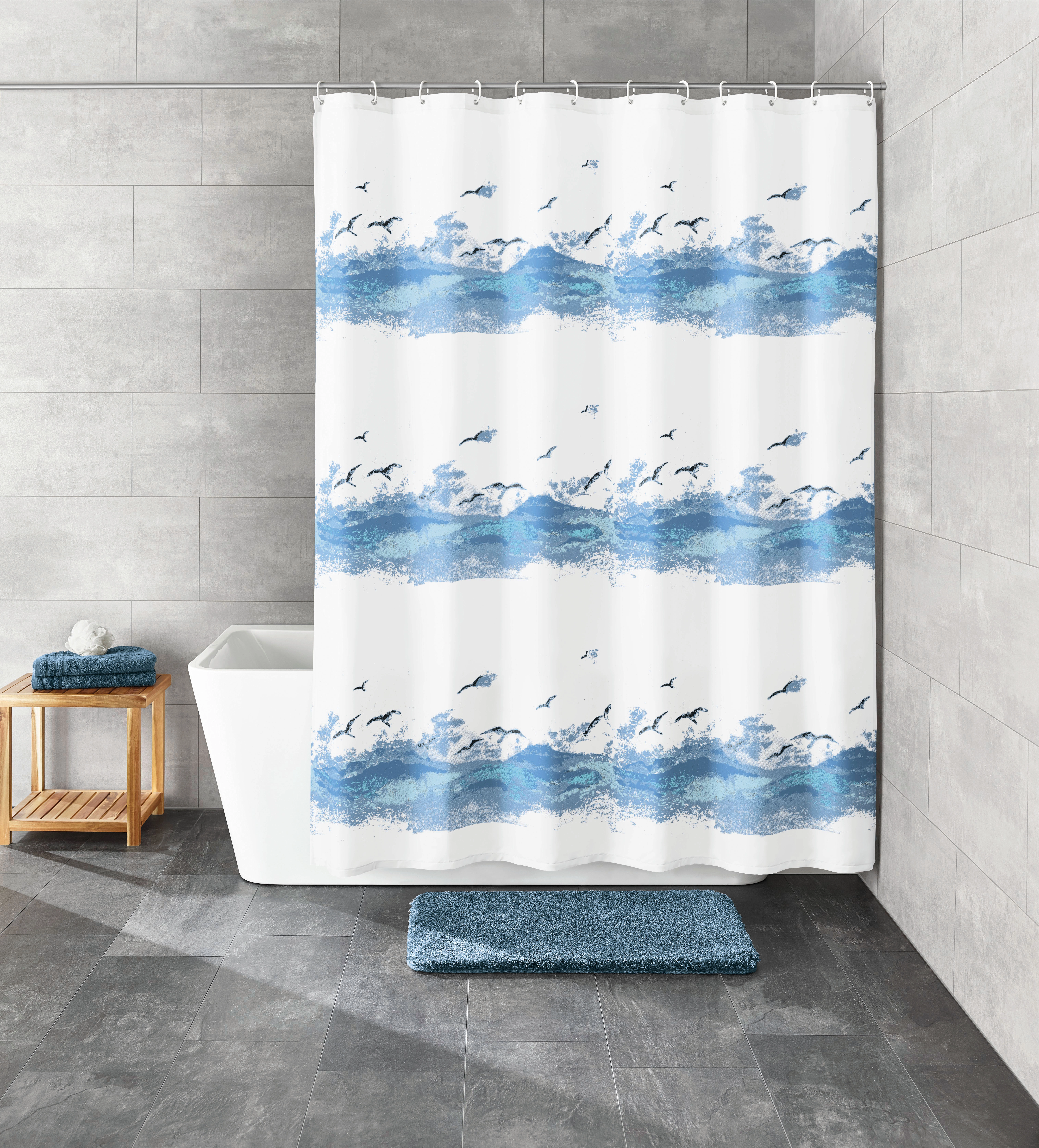 Duschvorhang mit maritimem Design, zeigt Wellen und Möwen in Blau und Weiß, ideal für ein frisches Badezimmerambiente.