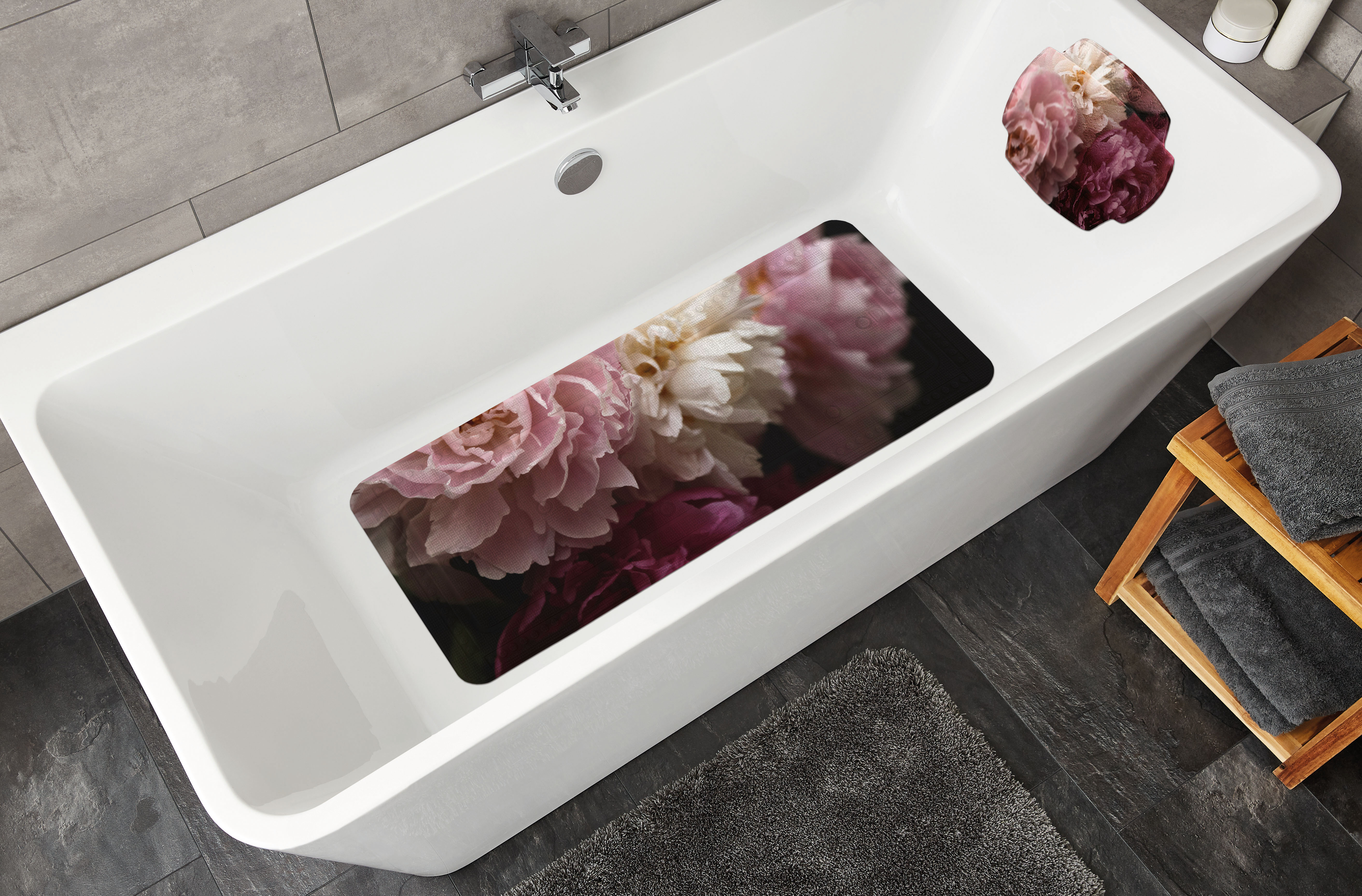 Badewanneneinlage mit floralem Design in Rosa und Weiß, rutschfest und stilvoll, passend für moderne Badezimmer.