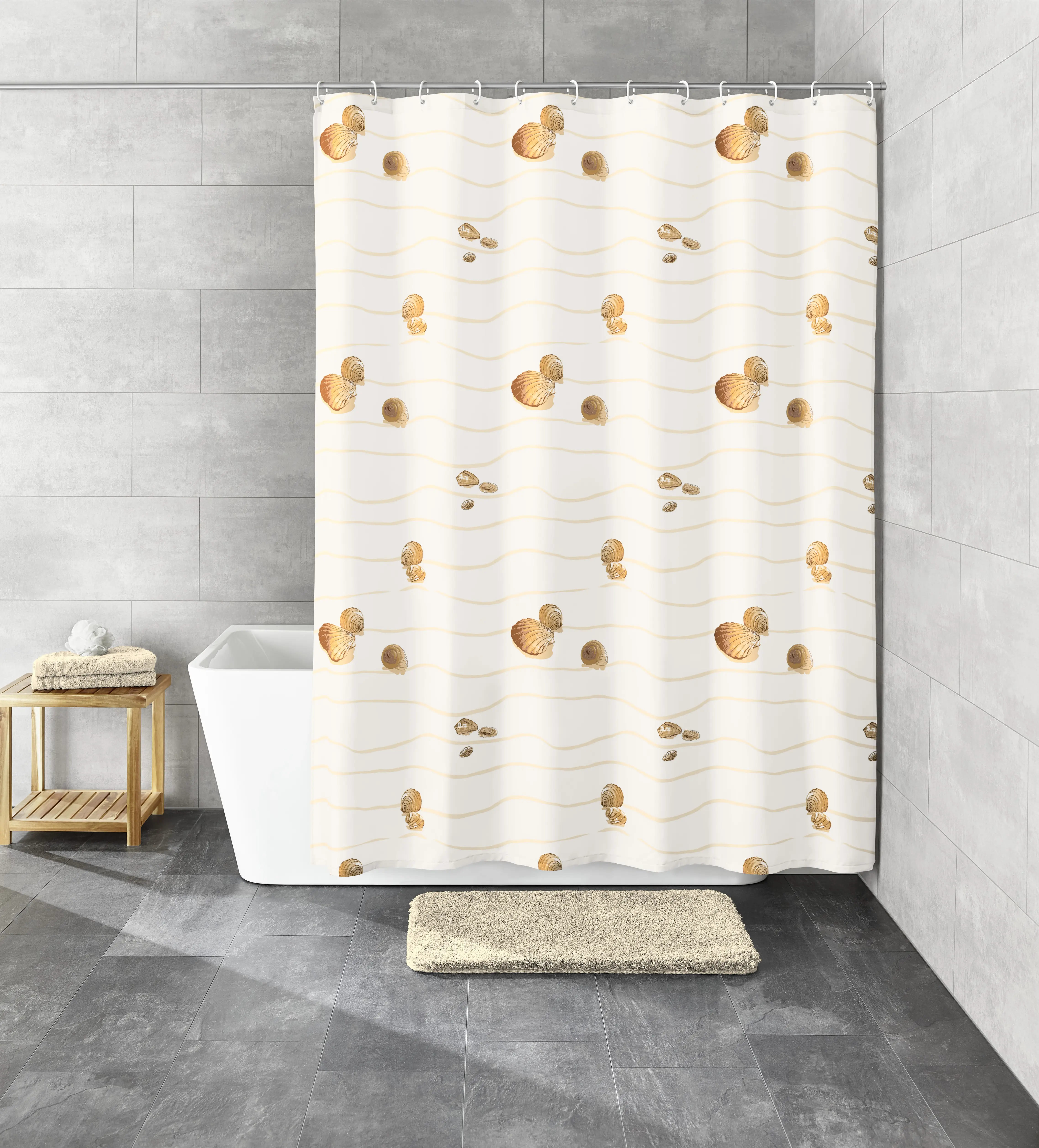 Duschvorhang mit Muschelmotiv in Beige, ideal für ein stilvolles Badezimmer. Pflegeleicht und wasserabweisend.
