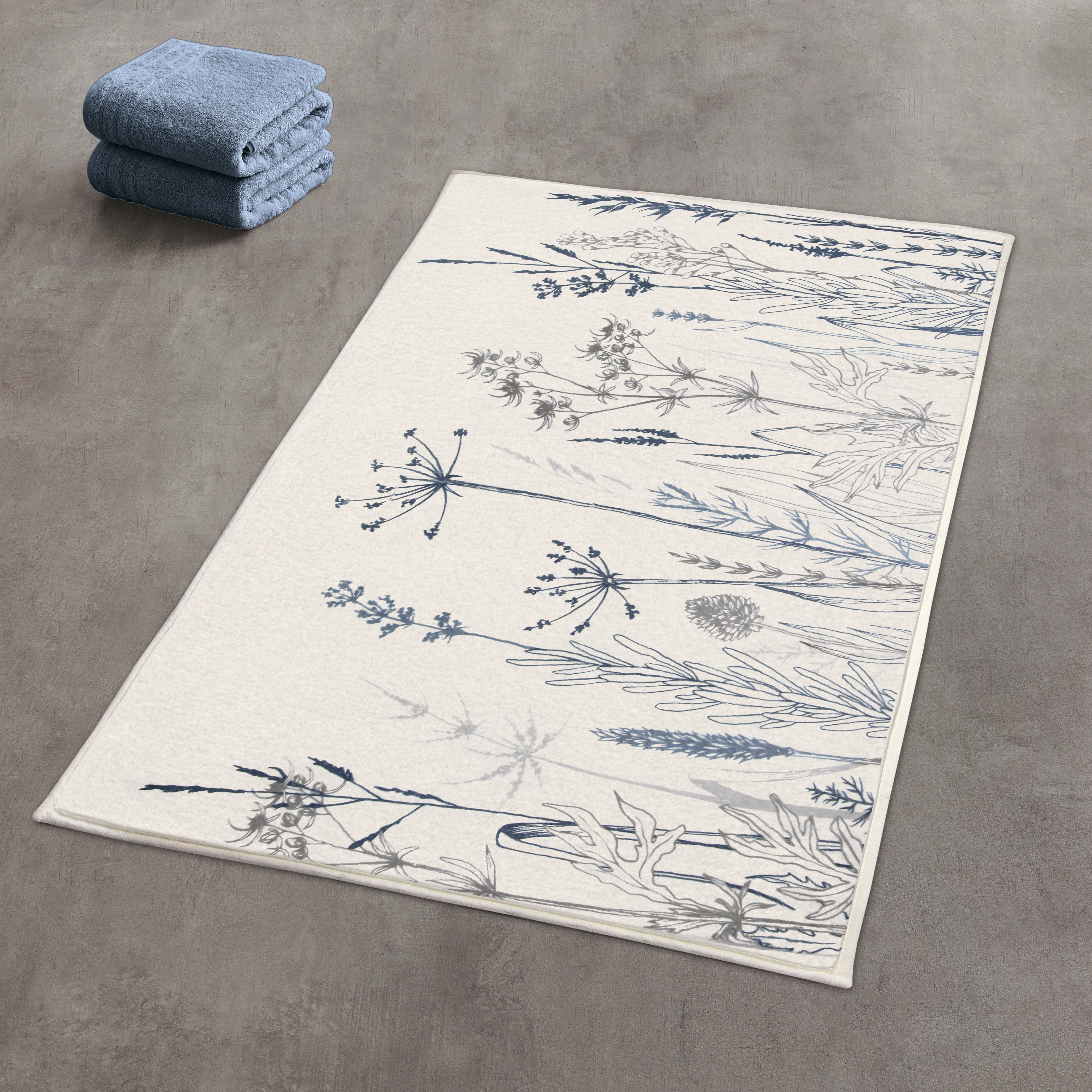 Eleganter Badteppich mit floralen Mustern in Blau und Weiß, perfekt für ein stilvolles Badezimmer.