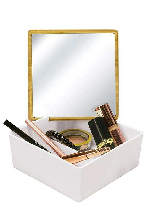 4004478306219 Weiße Aufbewahrungsbox mit integriertem Spiegel und verschiedenen Kosmetikartikeln, ideal für die Organisation von Make-up und Accessoires.