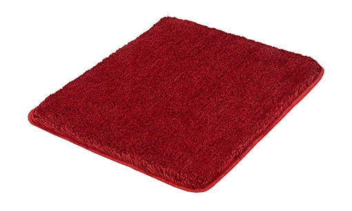 Roter, quadratischer Badteppich mit weicher, flauschiger Oberfläche. Ideal für ein gemütliches Badezimmer.