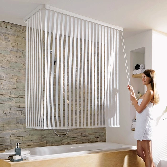 4004478171220 Duschvorhang mit weißen Streifen, der an einer Decke montiert ist. Frau in Handtuch zieht den Vorhang zu. Badezimmer mit Steinwand.