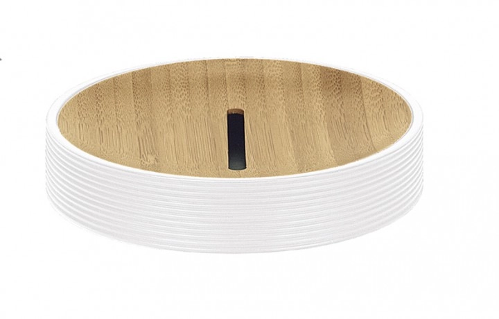 Runder Seifenspender mit weiß geriffeltem Rand und natürlicher Holzoptik im Inneren. Modernes Design, ideal für stilvolle Badezimmer.