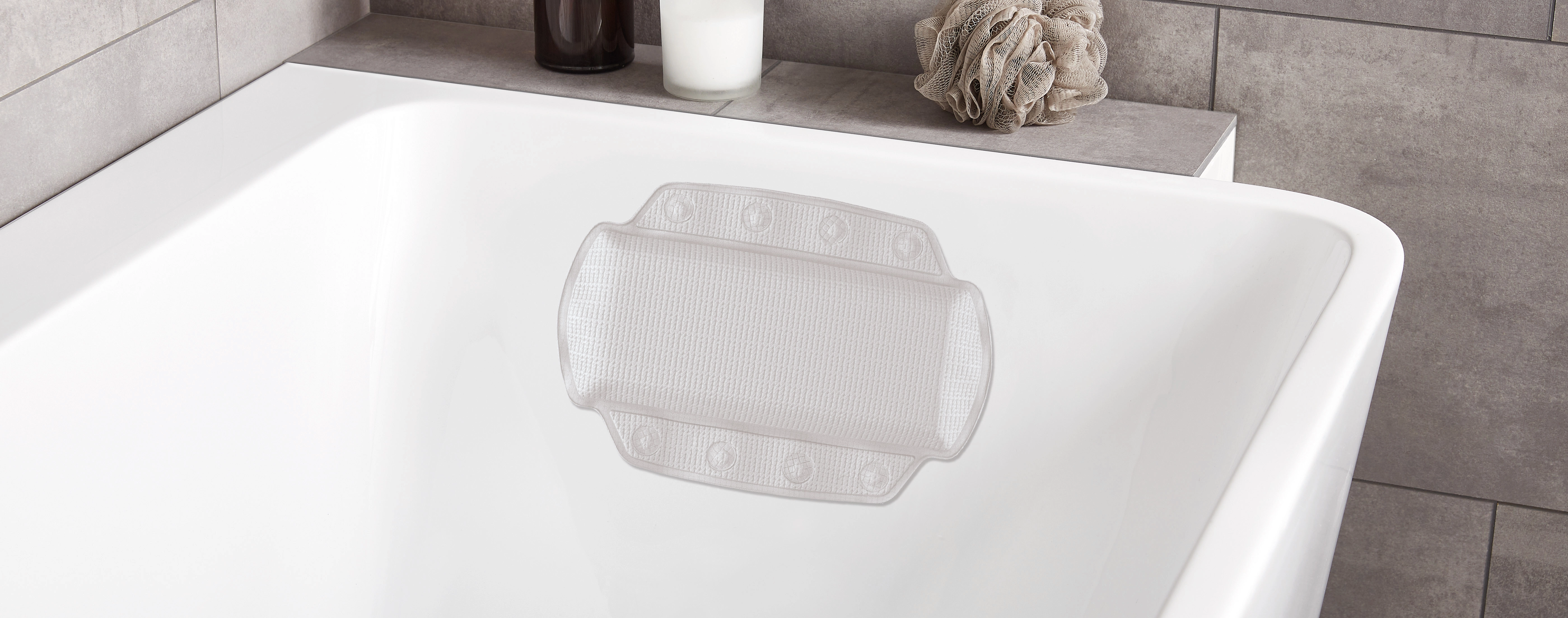 Rutschfeste Badewanneneinlage in modernem Badezimmer, mit Saugnäpfen für sicheren Halt. Ideal für Komfort und Sicherheit.
