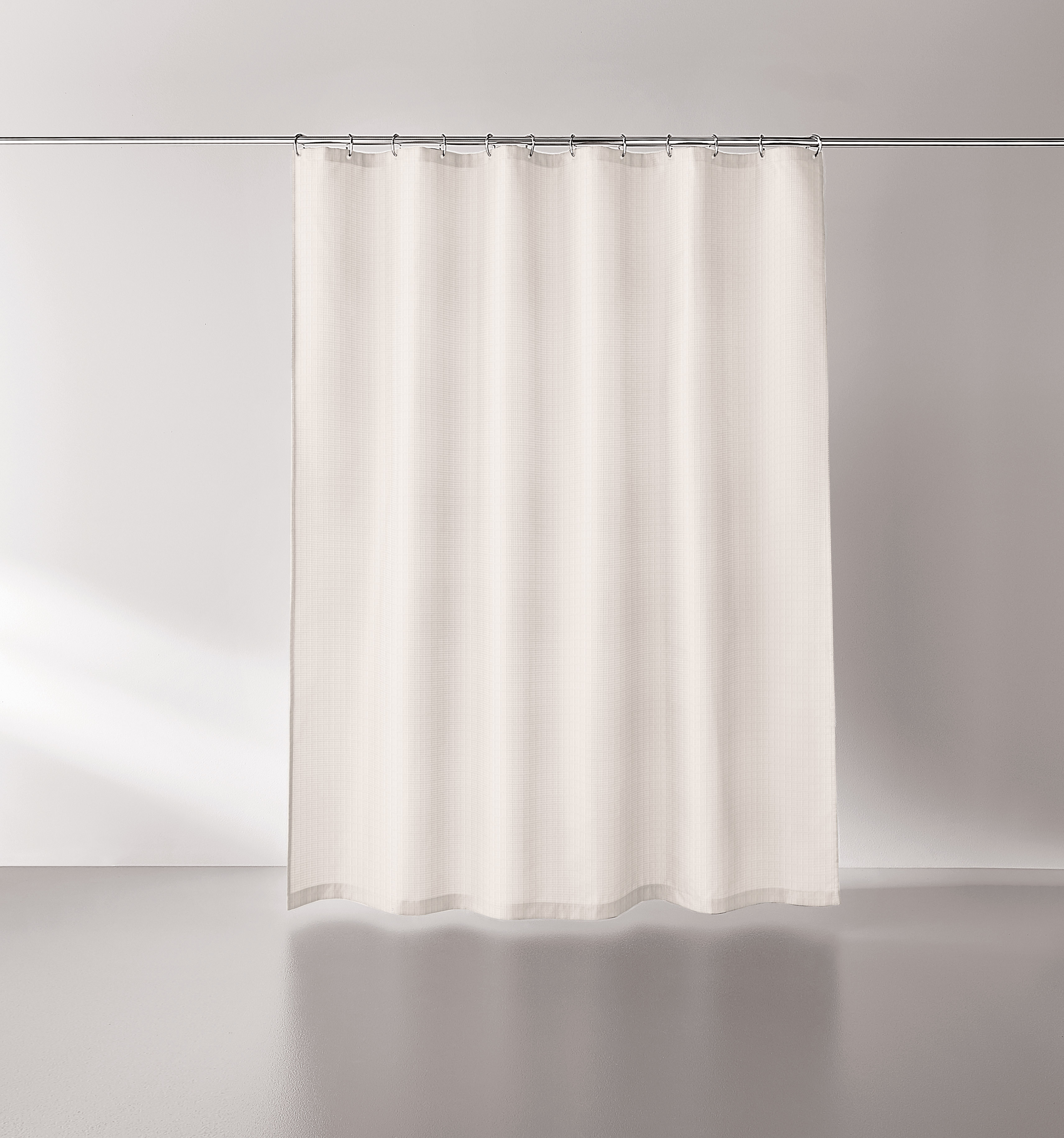 Eleganter, cremefarbener Duschvorhang aus hochwertigem Material, schlichtes Design, ideal für moderne Badezimmer.