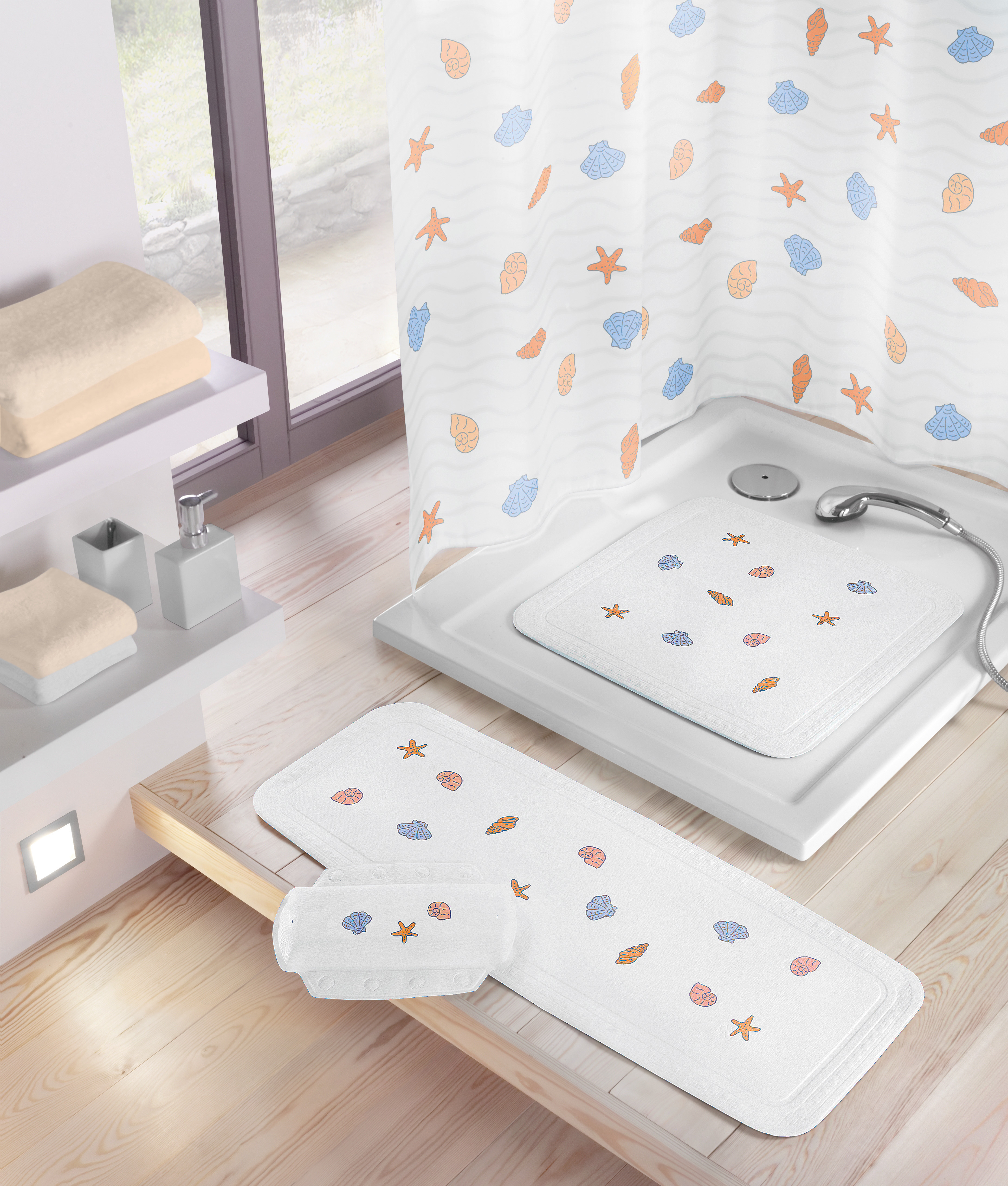 Badezimmer-Set mit Duschvorhang, Badematte und WC-Vorleger, maritimes Design mit Muscheln und Seesternen in Weiß und Pastellfarben.