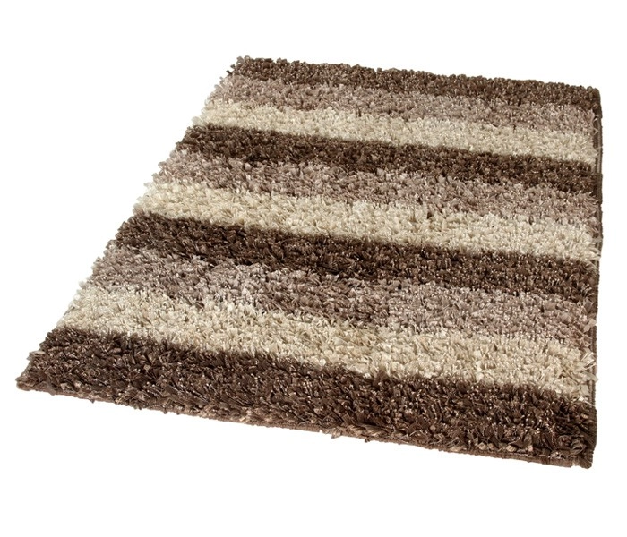 Weicher Badteppich mit Streifenmuster in Beige- und Brauntönen, ideal für ein gemütliches Badezimmerambiente.