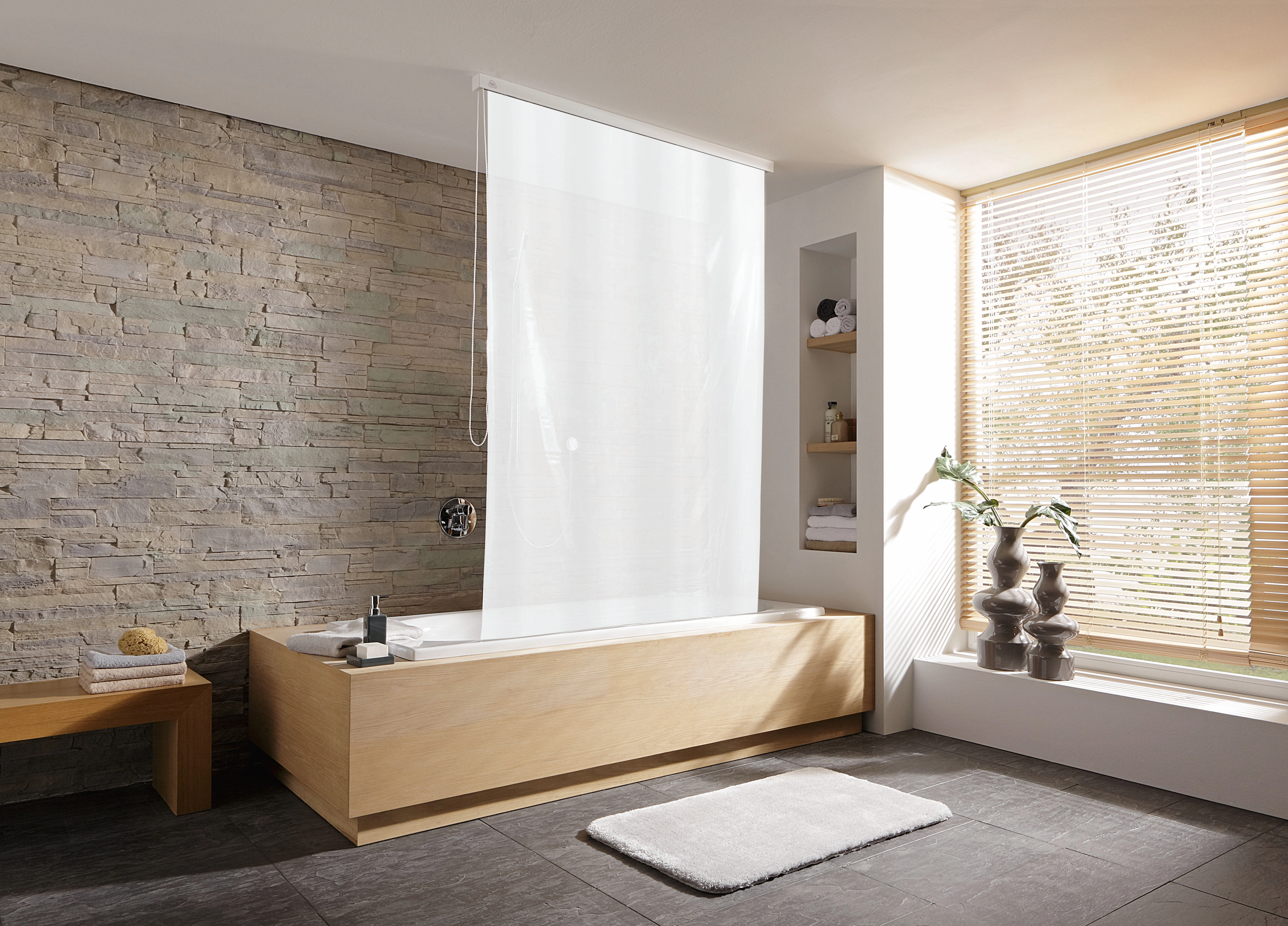 Duschvorhang für Duschrollo-Leerkassette Weiß 128 x 240 cm Moderner Badezimmerbereich mit Badewanne aus Holz, Steinwand, weißem Duschvorhang und großen Fenstern für viel Tageslicht.