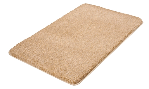 Beige Badematte mit weicher, flauschiger Oberfläche für ein komfortables Badeerlebnis.