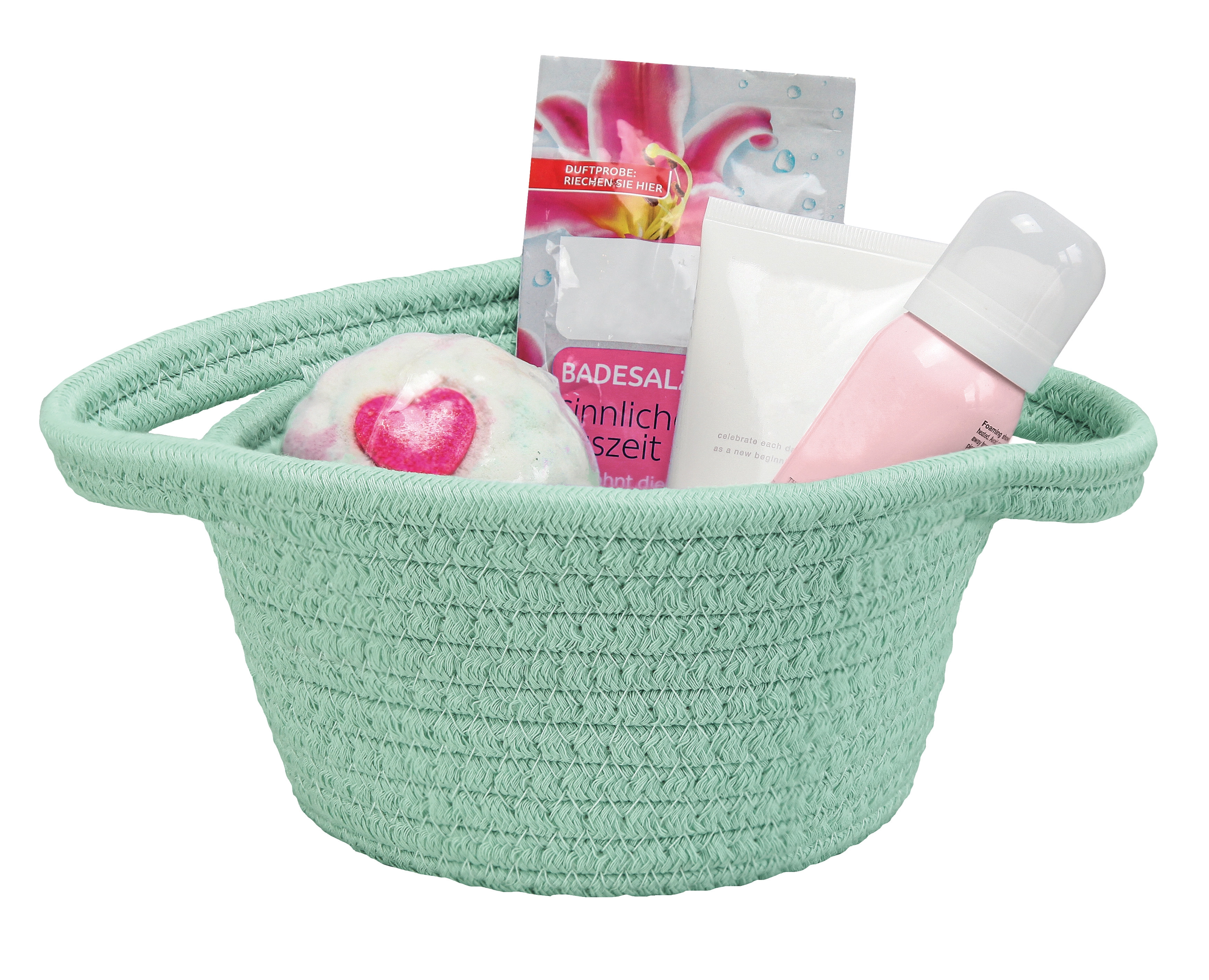 Mintgrüner Korb mit Wellness-Produkten: Badesalz, Duschgel und Badebombe. Ideal für entspannende Momente.