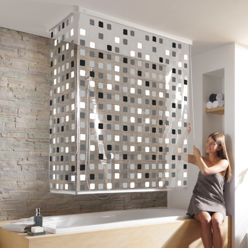 Duschvorhang mit modernem Karomuster in Schwarz, Weiß und Grau, aufgehängt in einem stilvollen Badezimmer.