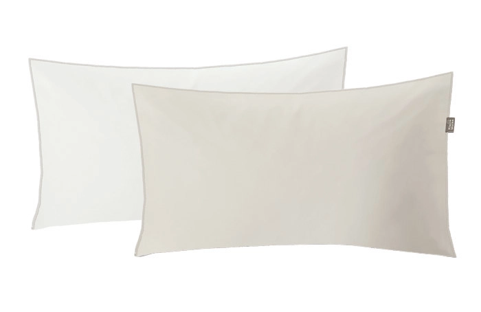 Zwei rechteckige Kissenbezüge in Weiß und Beige, schlichtes Design, ideal für ein modernes Schlafzimmer.