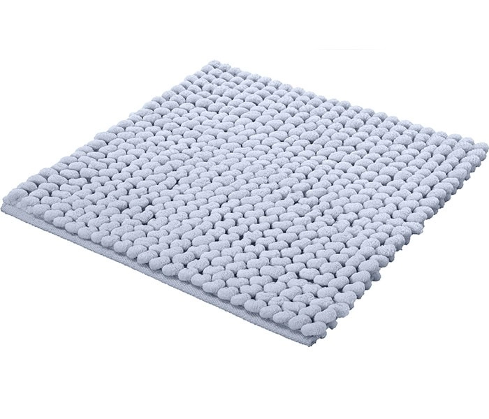 Weicher, hellblauer Badteppich mit strukturierter Oberfläche aus Chenille. Ideal für ein gemütliches und stilvolles Badezimmer.