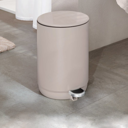 Moderner, runder Treteimer in Beige, ideal für Badezimmer oder Küche, mit praktischem Pedalmechanismus für freihändiges Öffnen.