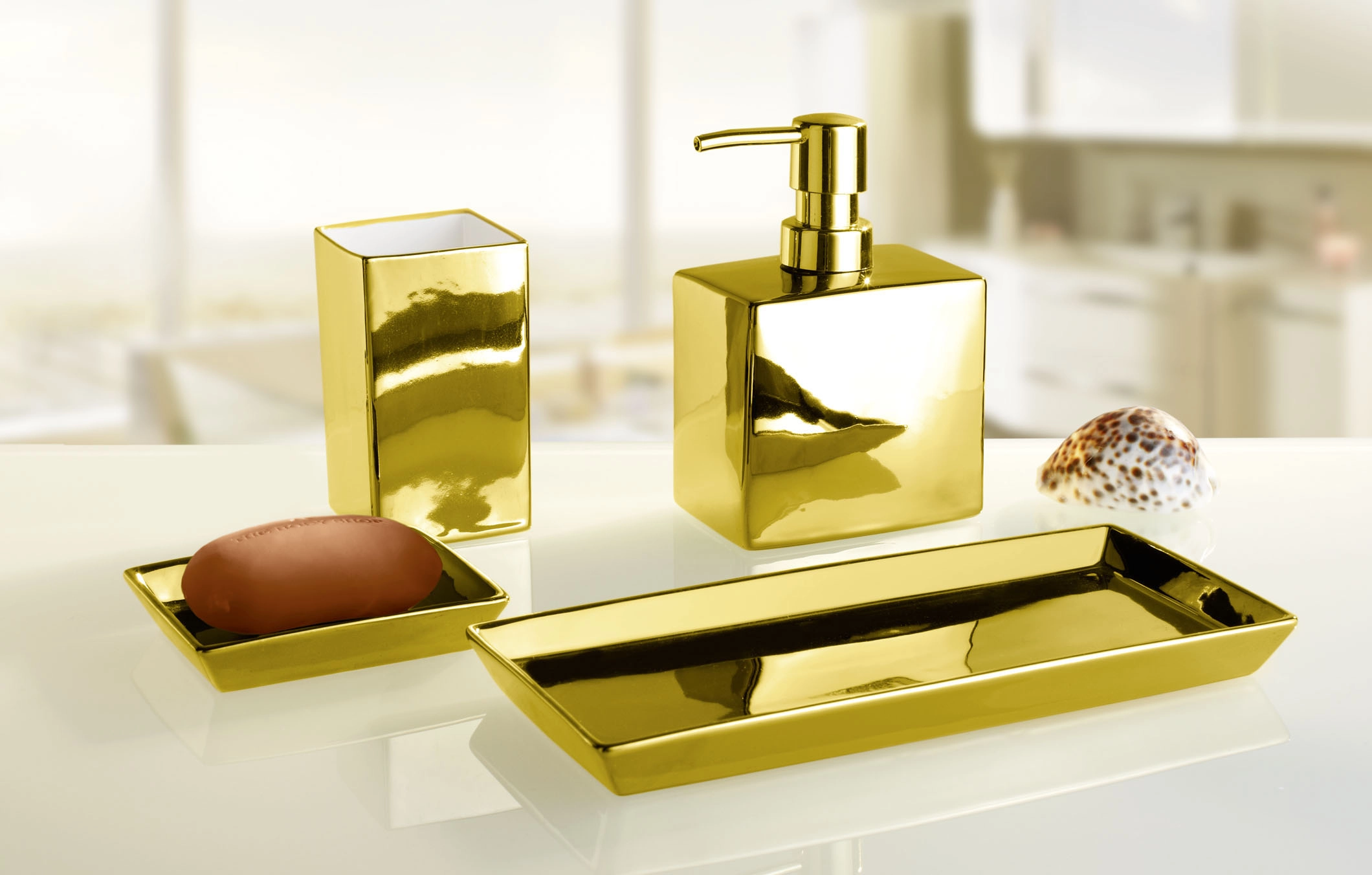 Luxuriöses, goldfarbenes Bad-Accessoire-Set mit Seifenspender, Zahnbürstenhalter, Seifenschale und Tablett.