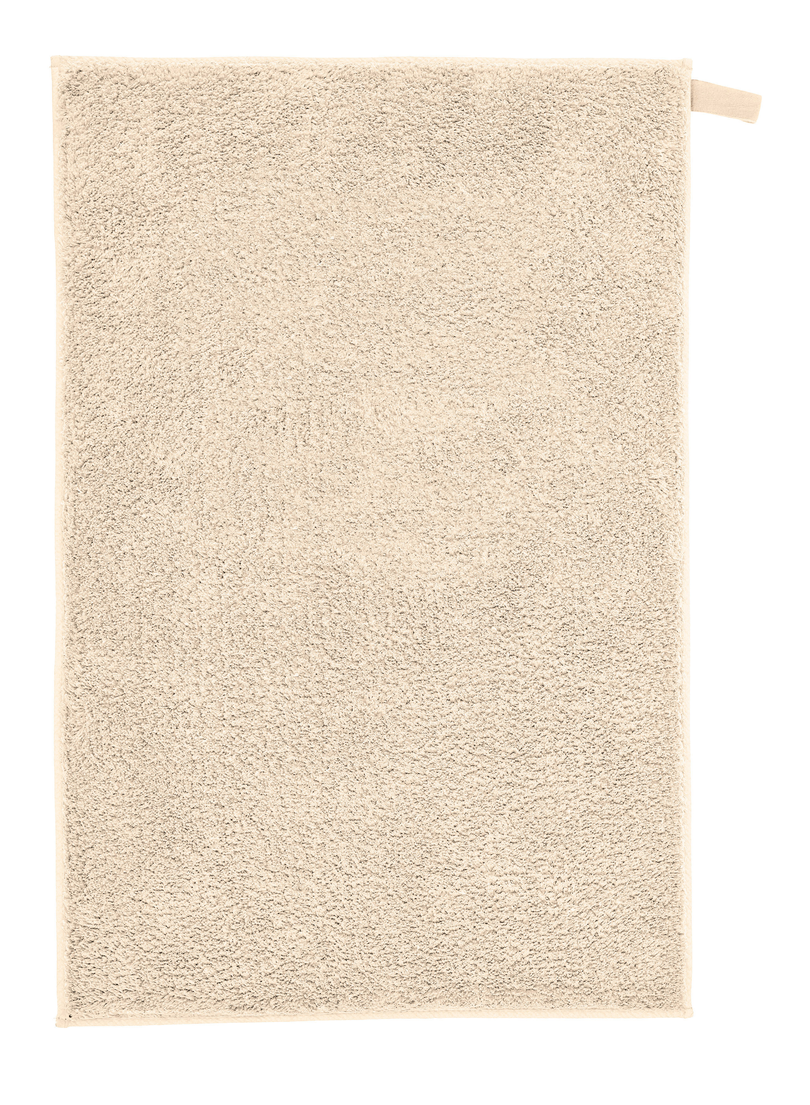 Beige Badematte aus weichem, flauschigem Material mit Schlaufe zum Aufhängen. Ideal für ein gemütliches Badezimmer.