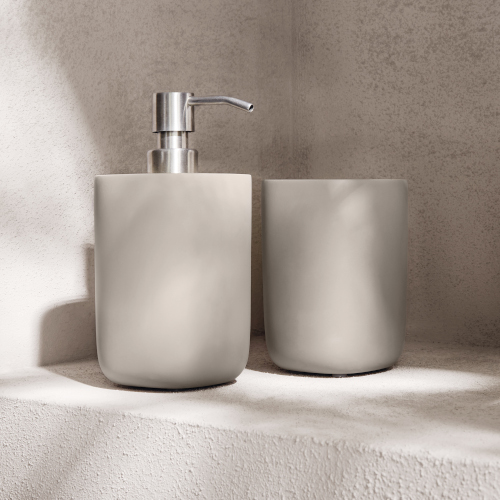 Seifenspender und Zahnputzbecher aus mattem, beigem Keramik, minimalistisches Design, ideal für moderne Badezimmer.