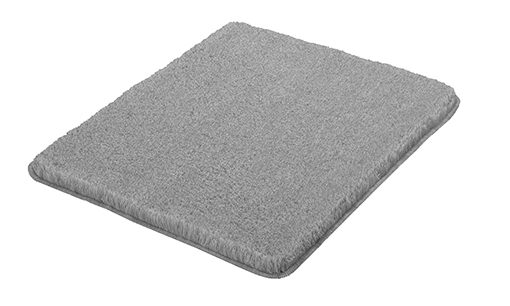 Graue, quadratische Badematte mit weicher, flauschiger Oberfläche. Ideal für Badezimmer und Wellnessbereiche.