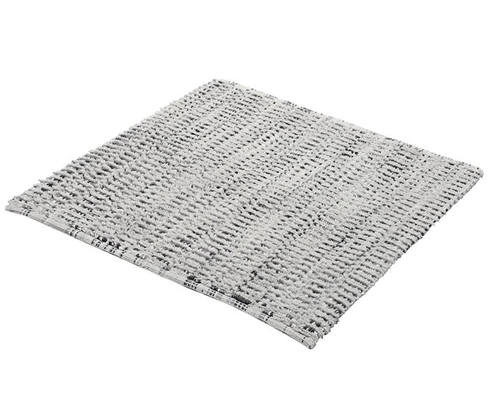 Grauer, quadratischer Badteppich mit strukturierter Oberfläche und dezentem Muster. Ideal für moderne Badezimmer.