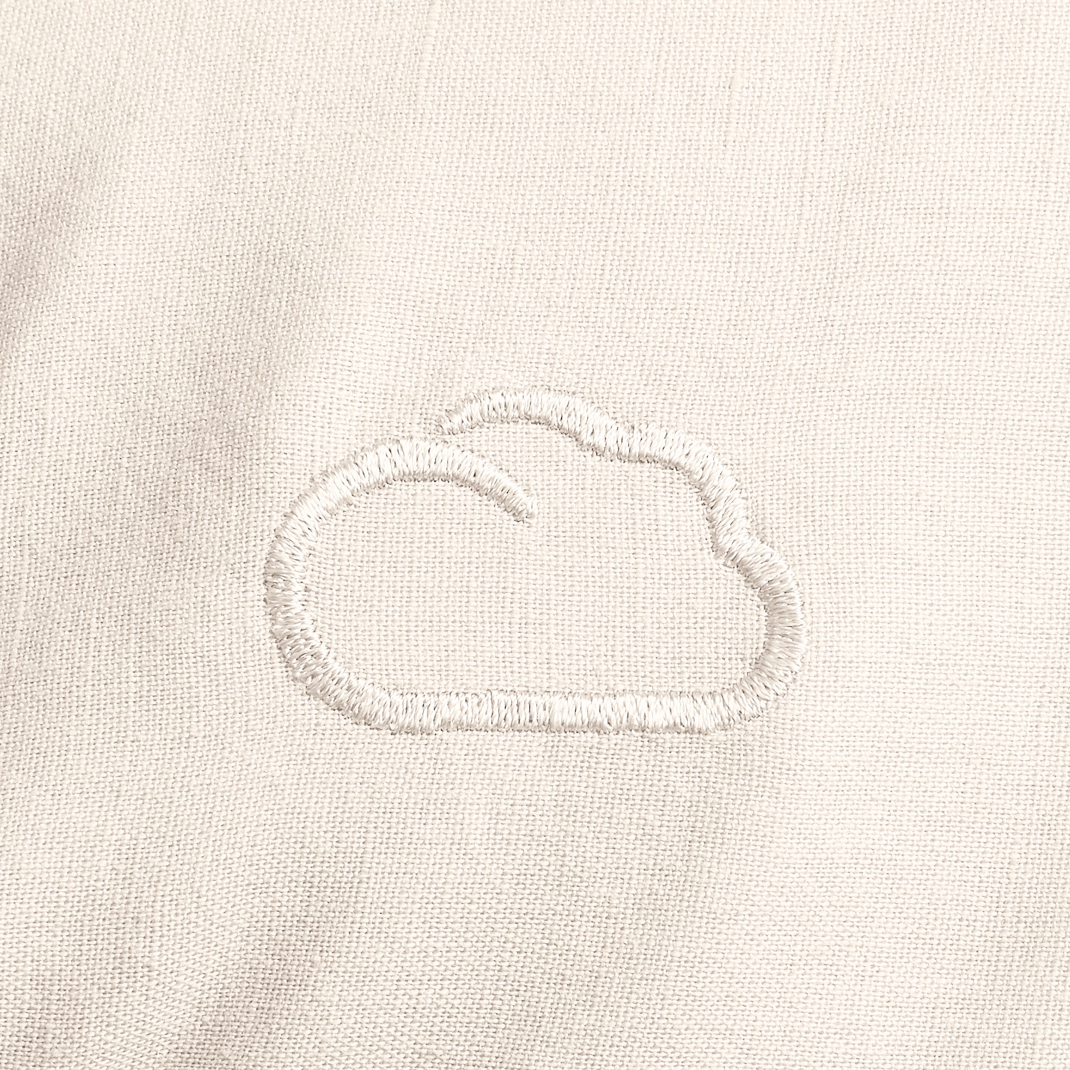 Beige Stoffserviette mit gesticktem Wolkenmotiv. Ideal für elegante Tischdekorationen.