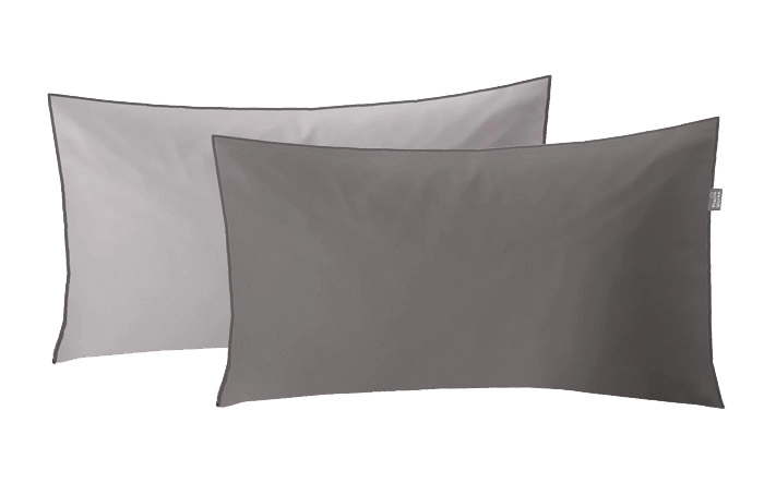 Kissenbezug Satin LINDA Silbergrau 40 x 80 cm Zwei rechteckige Kissenbezüge in Grau und Weiß, schlichtes Design, ideal für moderne Schlafzimmer.
