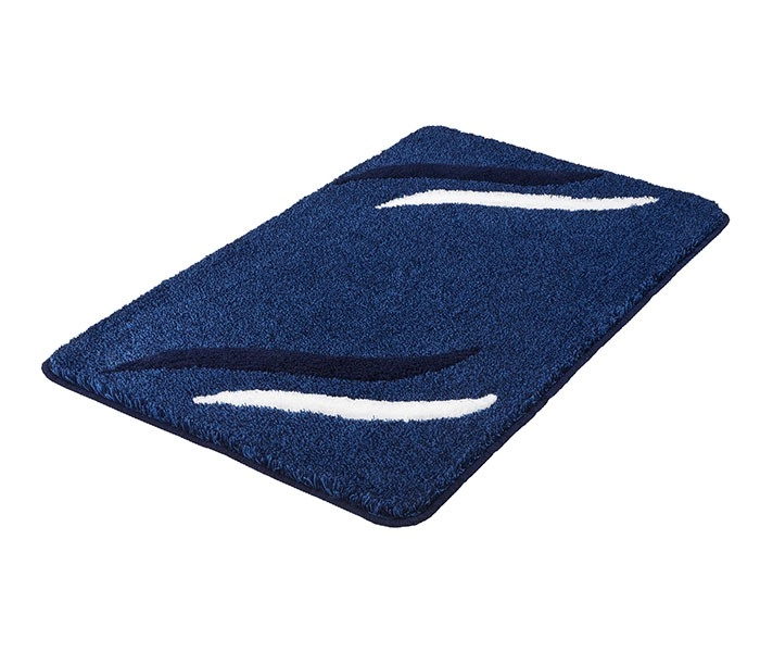 Weicher, rechteckiger Badezimmerteppich in Dunkelblau mit weißen und schwarzen Akzenten. Ideal für ein modernes Badezimmer.