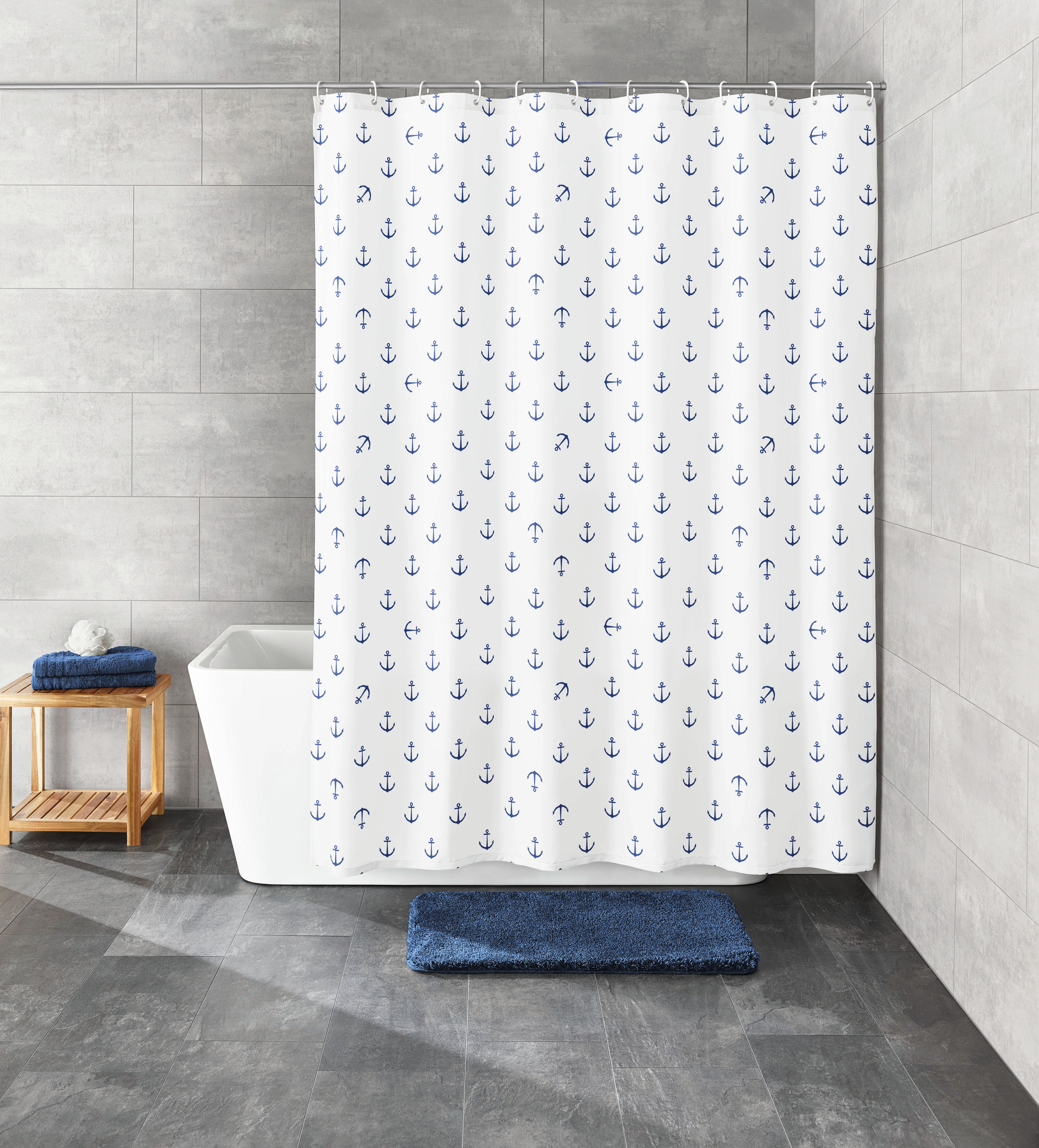 Duschvorhang mit maritimem Anker-Muster in Weiß und Blau, ideal für ein stilvolles Badezimmer.