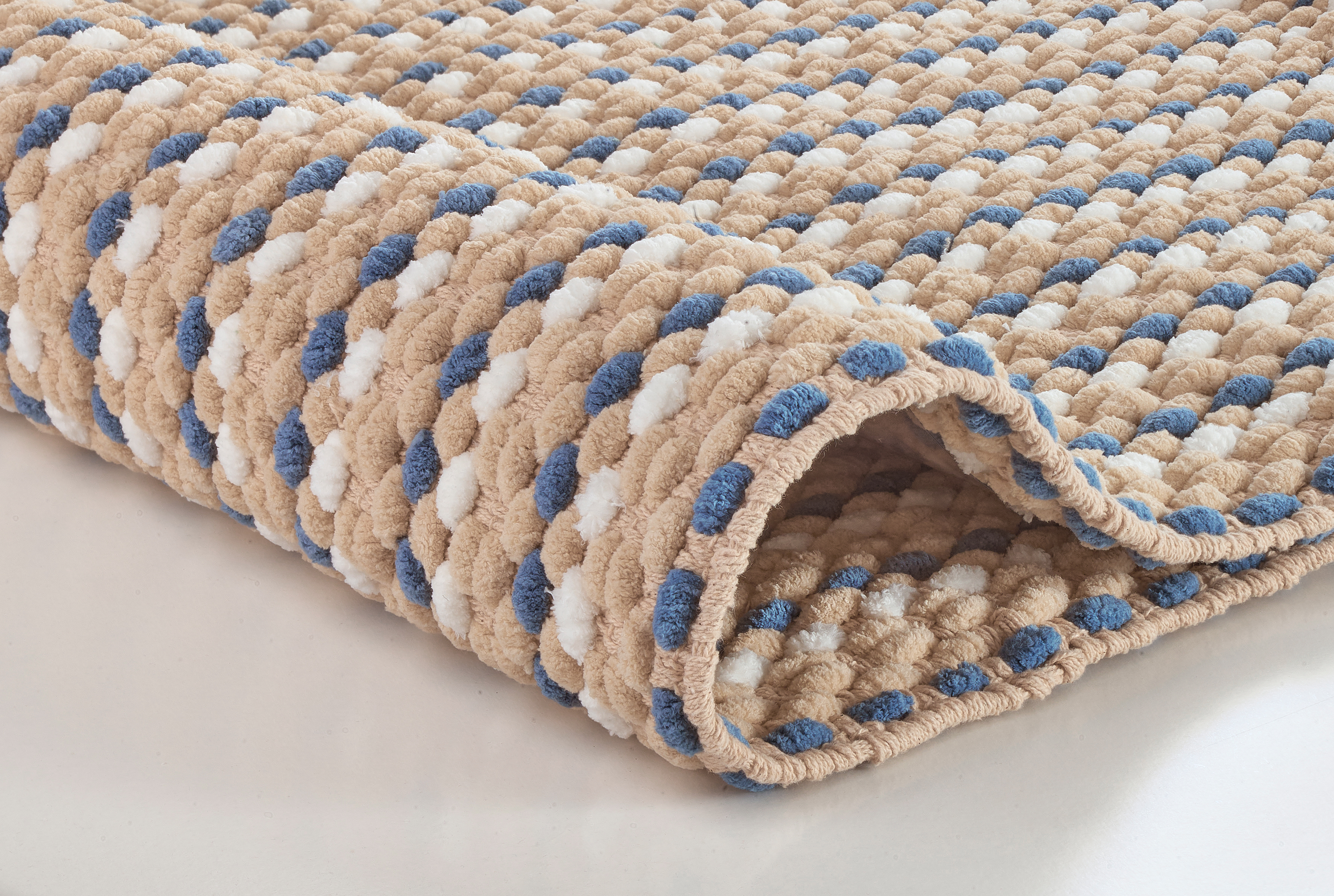 Weicher, beige-blauer Badteppich mit rutschfester Unterseite und strukturierter Oberfläche für ein angenehmes Laufgefühl.
