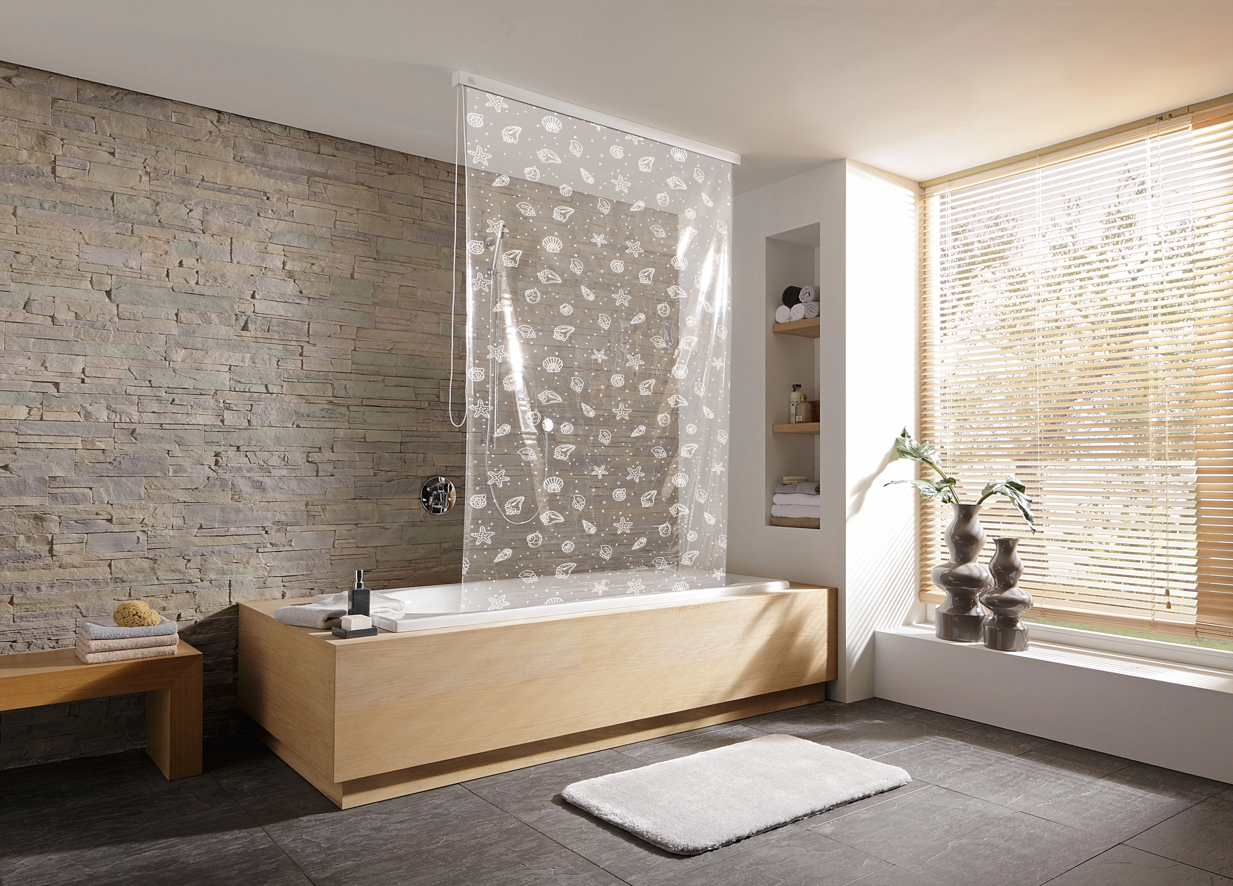 Duschvorhang für Duschrollo-Leerkassette Schneeweiß 128 x 240 cm Moderner Badezimmerbereich mit Badewanne, Steinwand, Duschvorhang mit Muster, Holzbank und dekorativen Elementen.