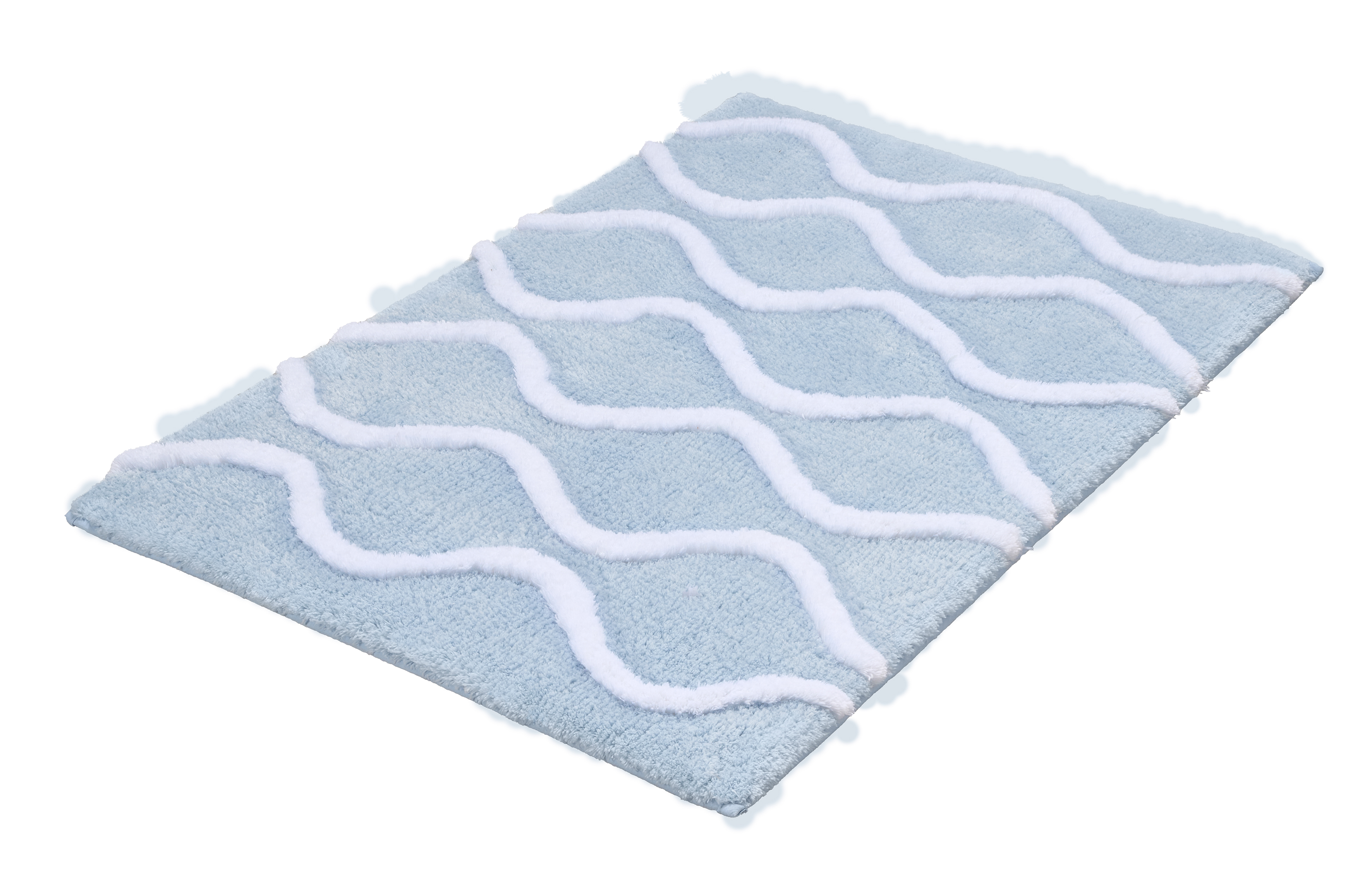 Weicher, hellblauer Badteppich mit weißen, wellenförmigen Linien. Ideal für ein modernes Badezimmer.